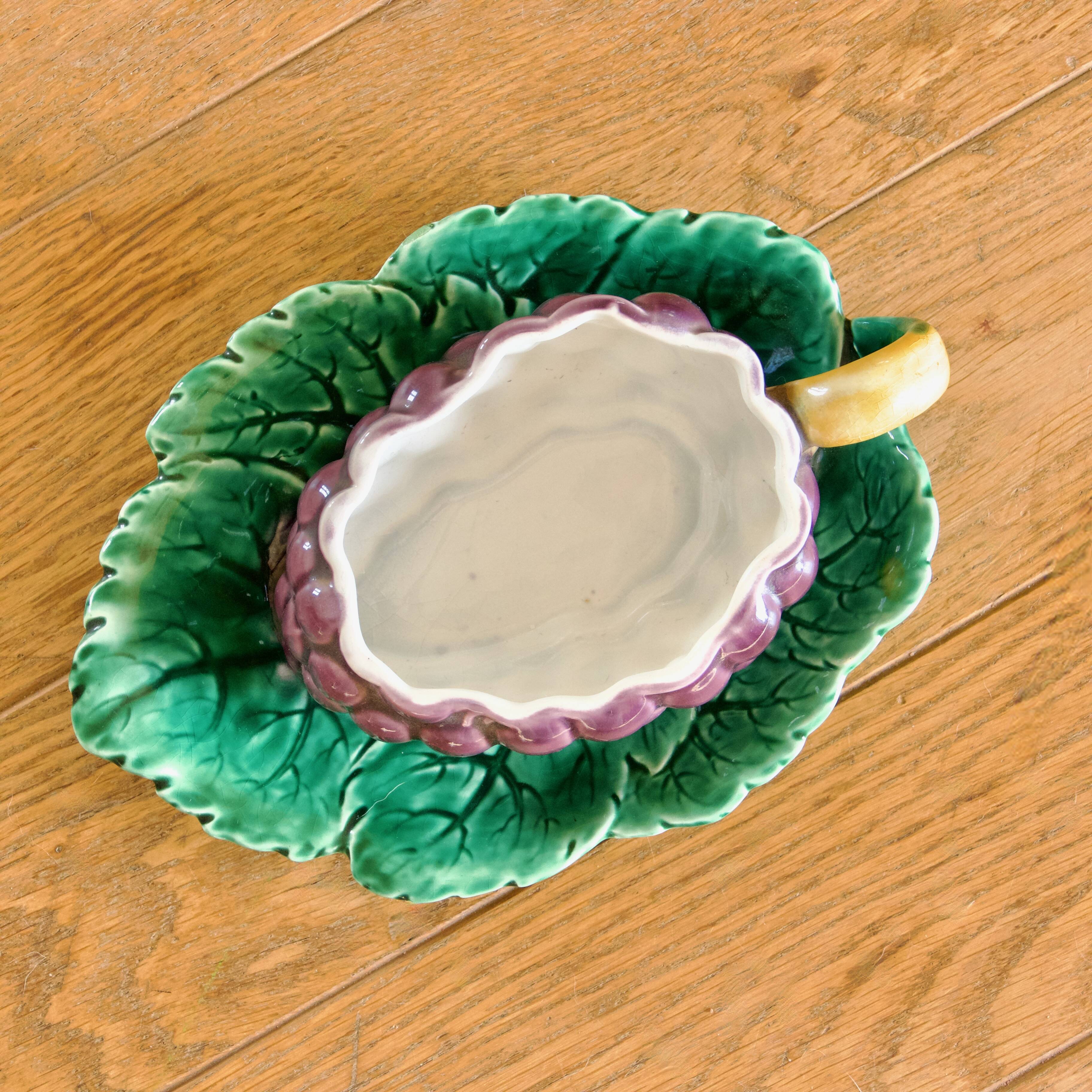 Saucière XIXe en barbotine de Sarreguemines, trompe-l'oeil raisin