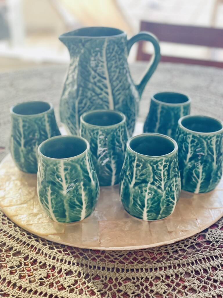Service Vintage Années 70 – Carafe Majolica Verte + 6 Mugs Feuillage
