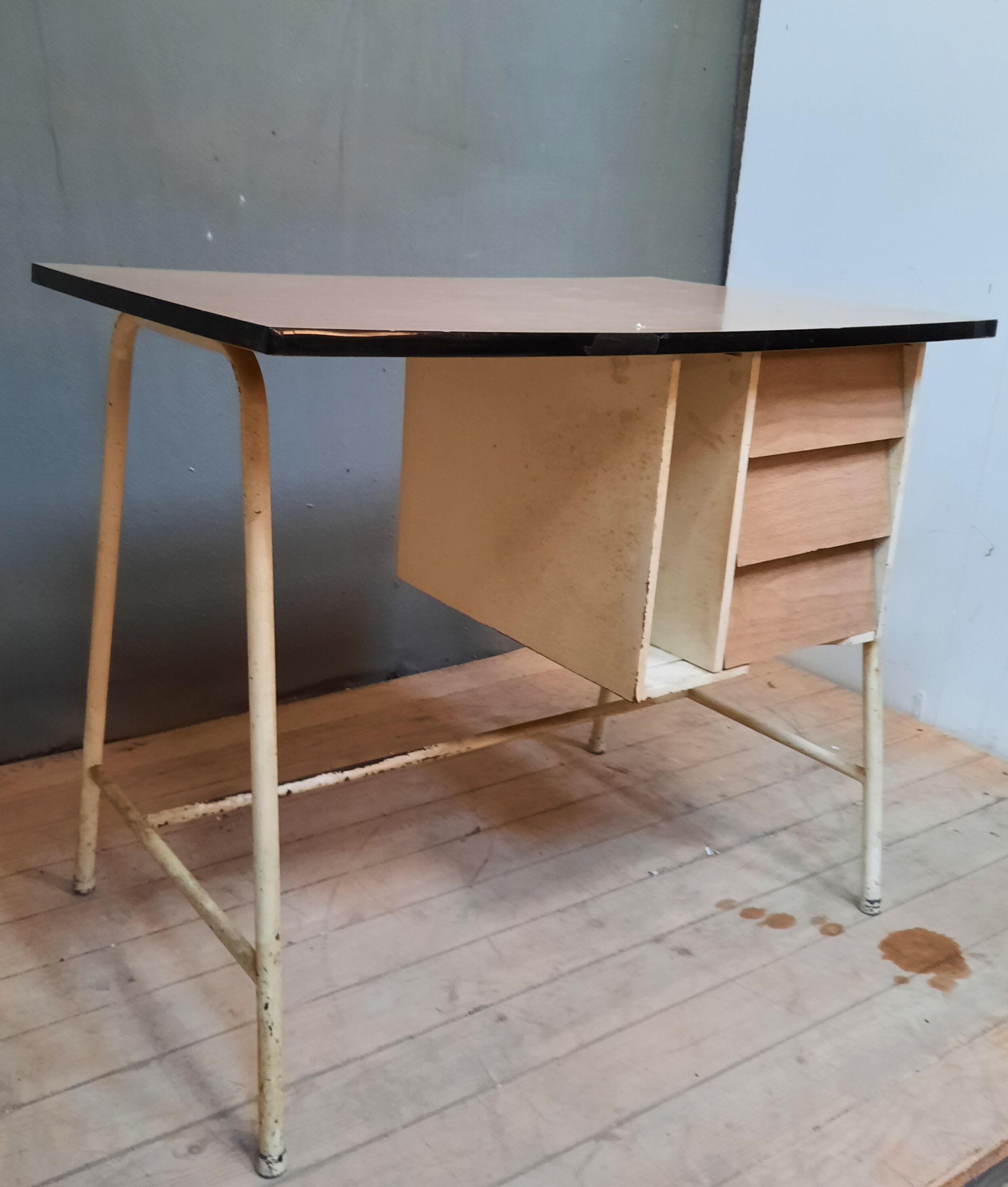 Vintage bureau in white formica