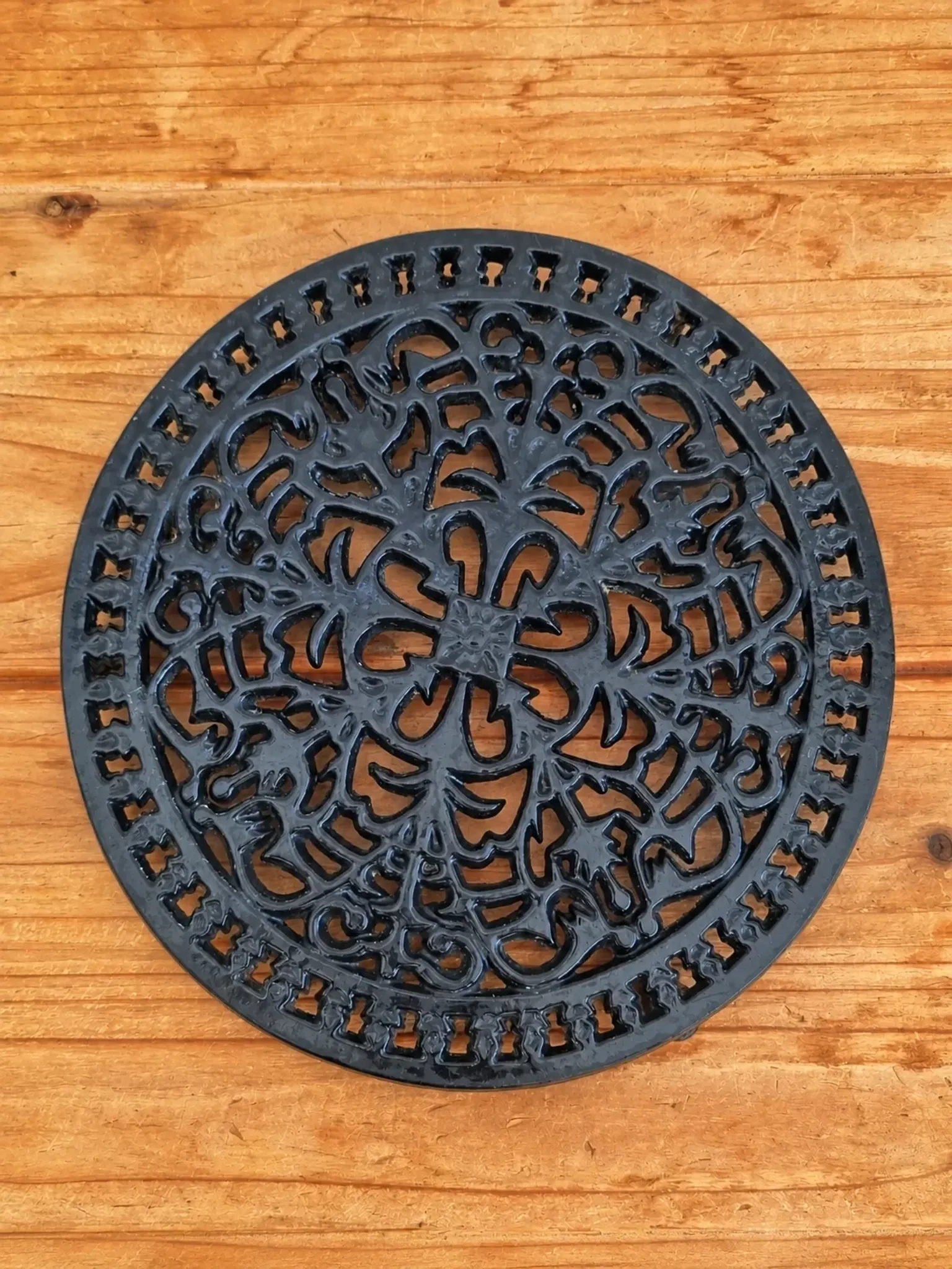 Black cast iron trivet in a chic country style.