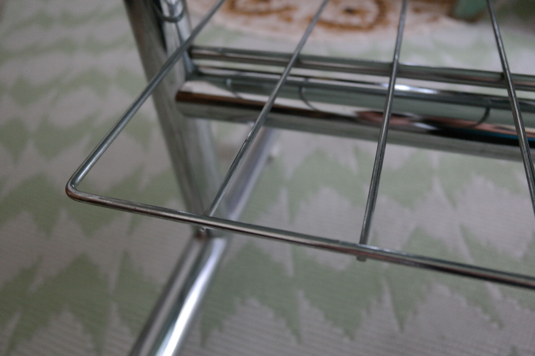 Table basse métal chromé et verre fumé Space Age