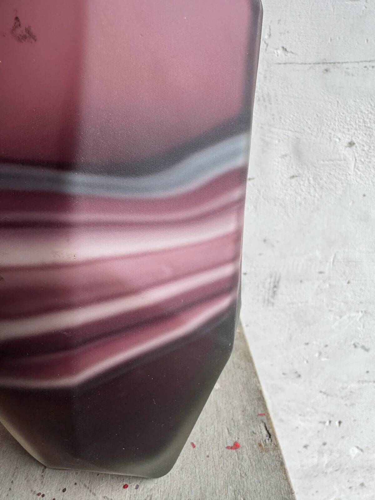 Ensemble de vases en verre améthyste et blanc à motifs tourbillonnants — Paire de vases géométriques à facettes en verre moderne