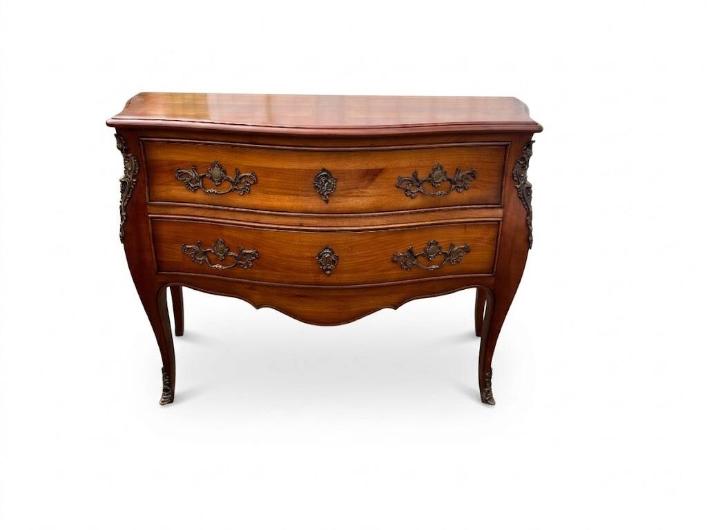 Commode ancienne de style Louis XV en bois - Commode sauteuse galbée avec b