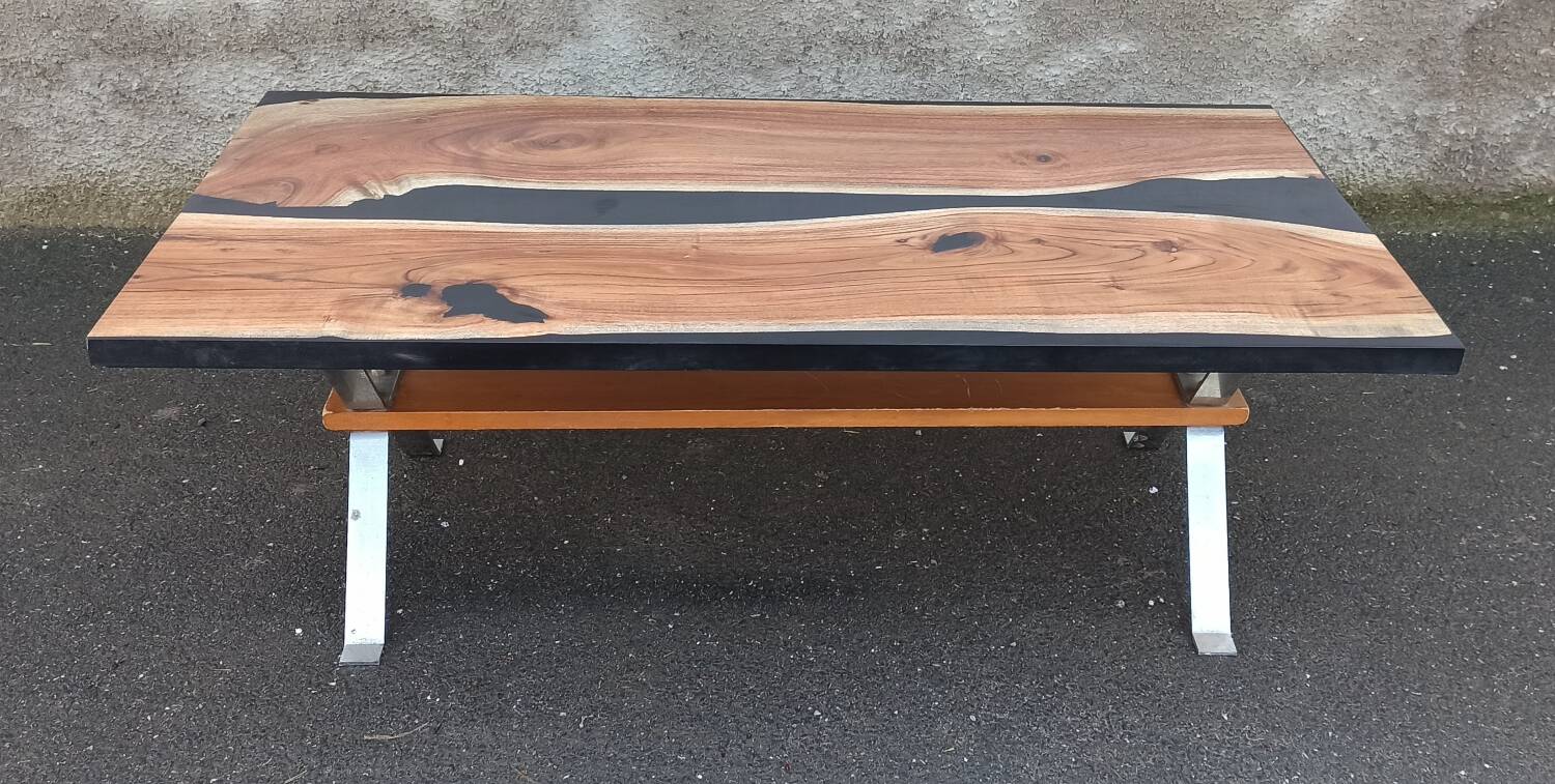 Coffee table in wood and black resin