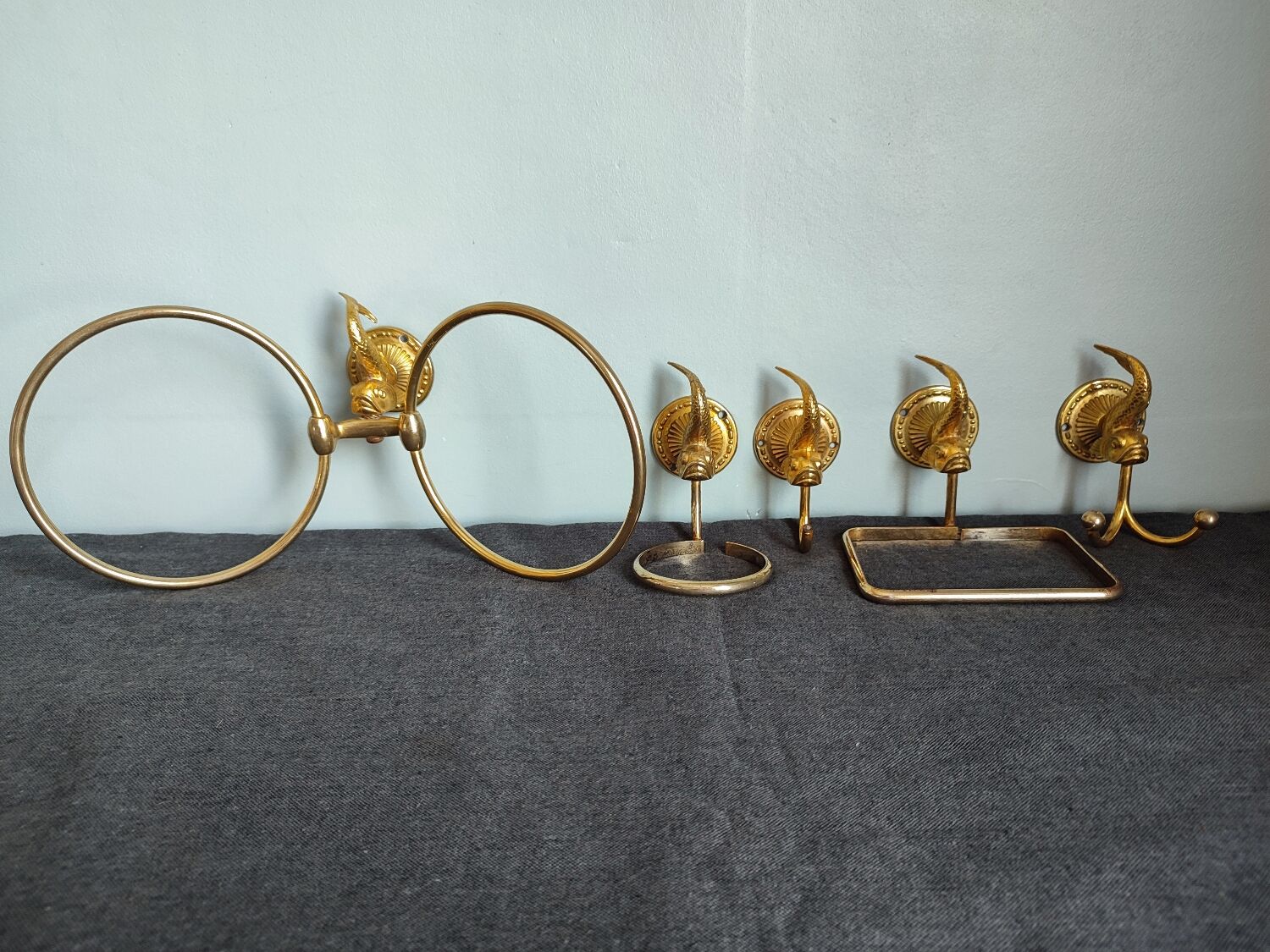 Ensemble de salle de bain doré en forme de poisson vintage.