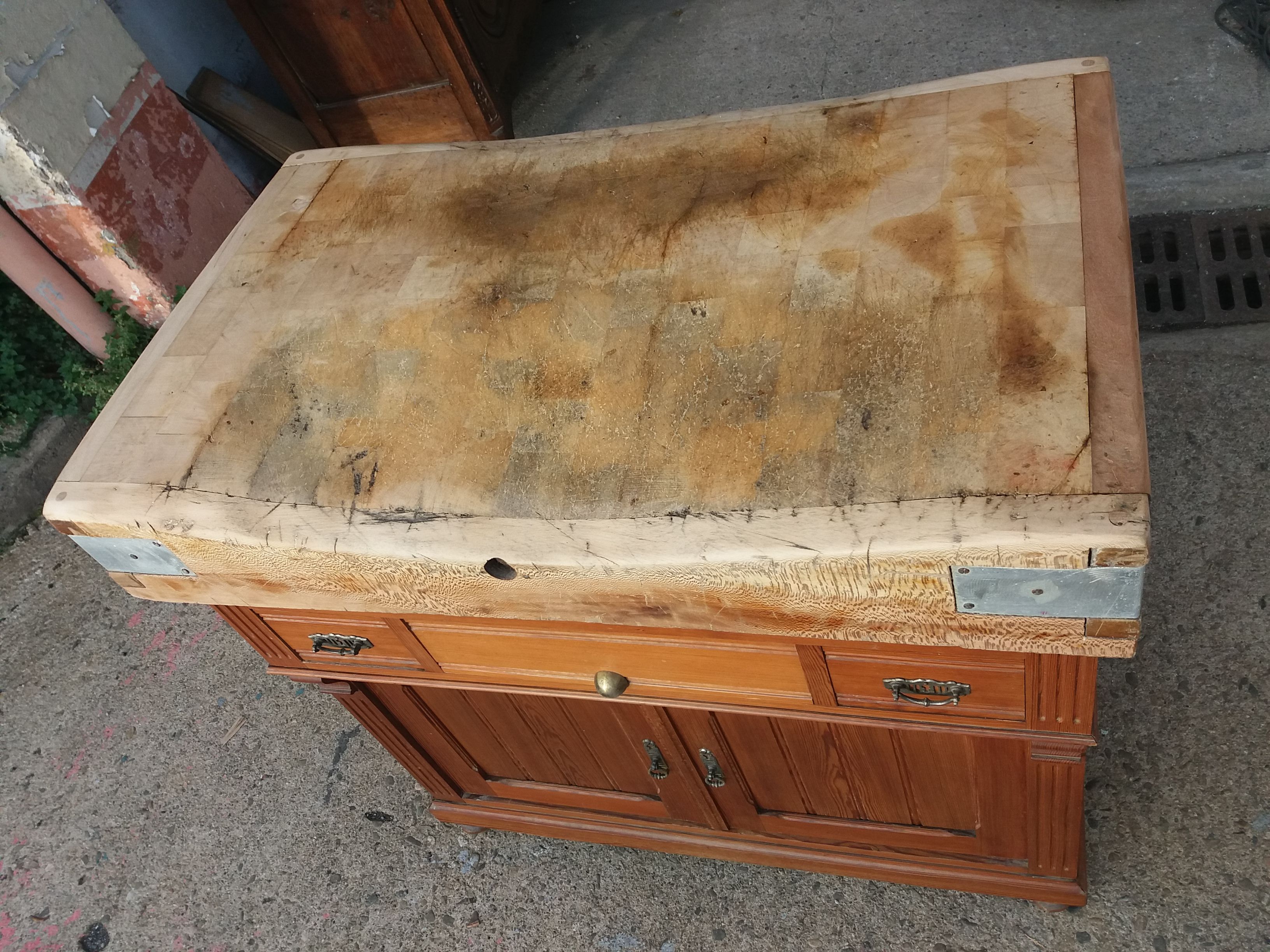 Chopping block butcher around 1920 opening on 2 drawers and 2 doors in pitch pine and Sycamore