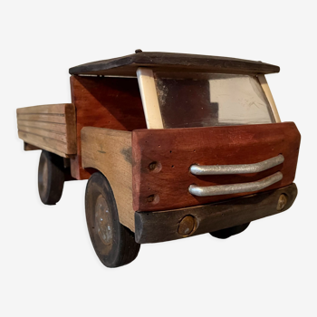 Camion en bois de la marque française Dejou