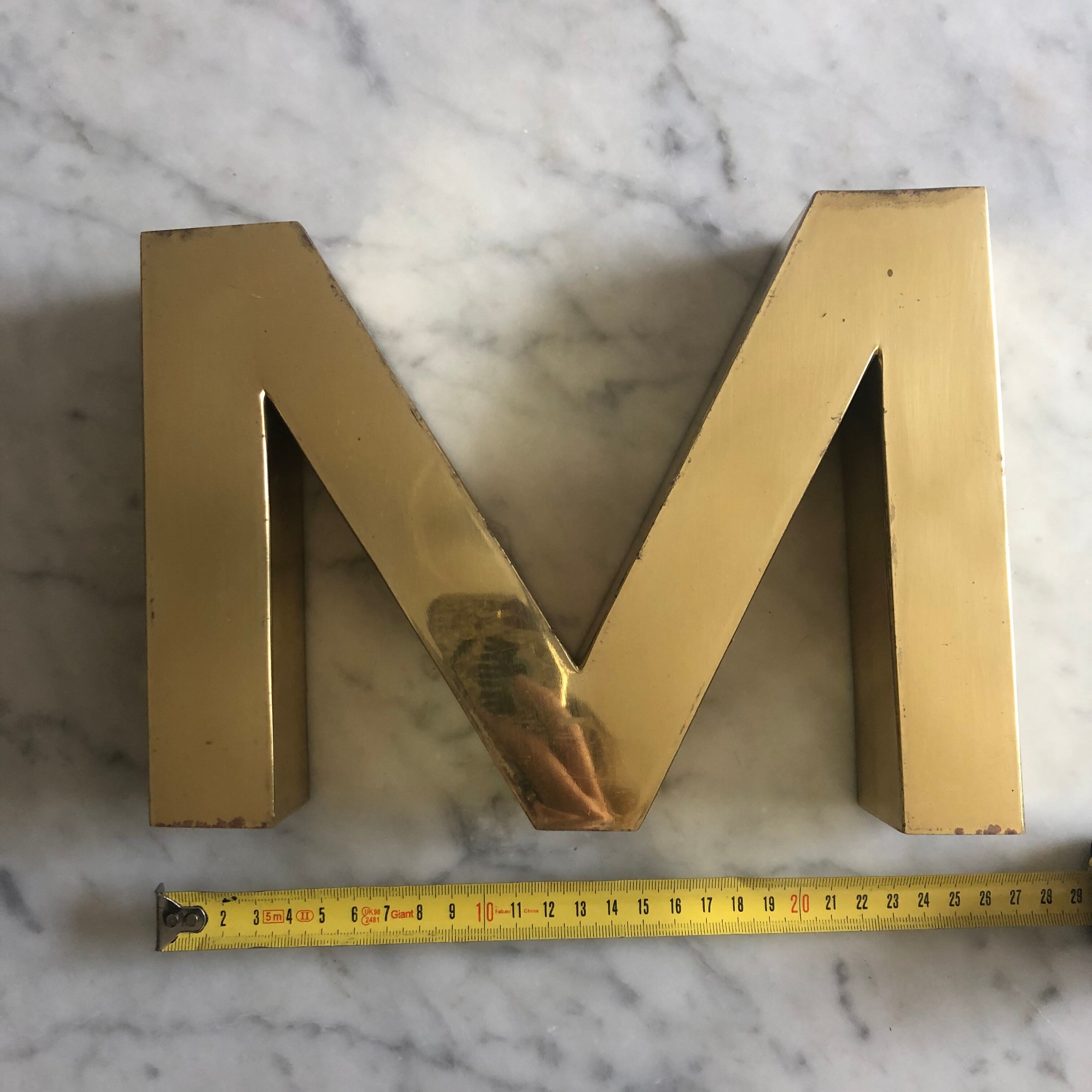 Lettre M en métal doré