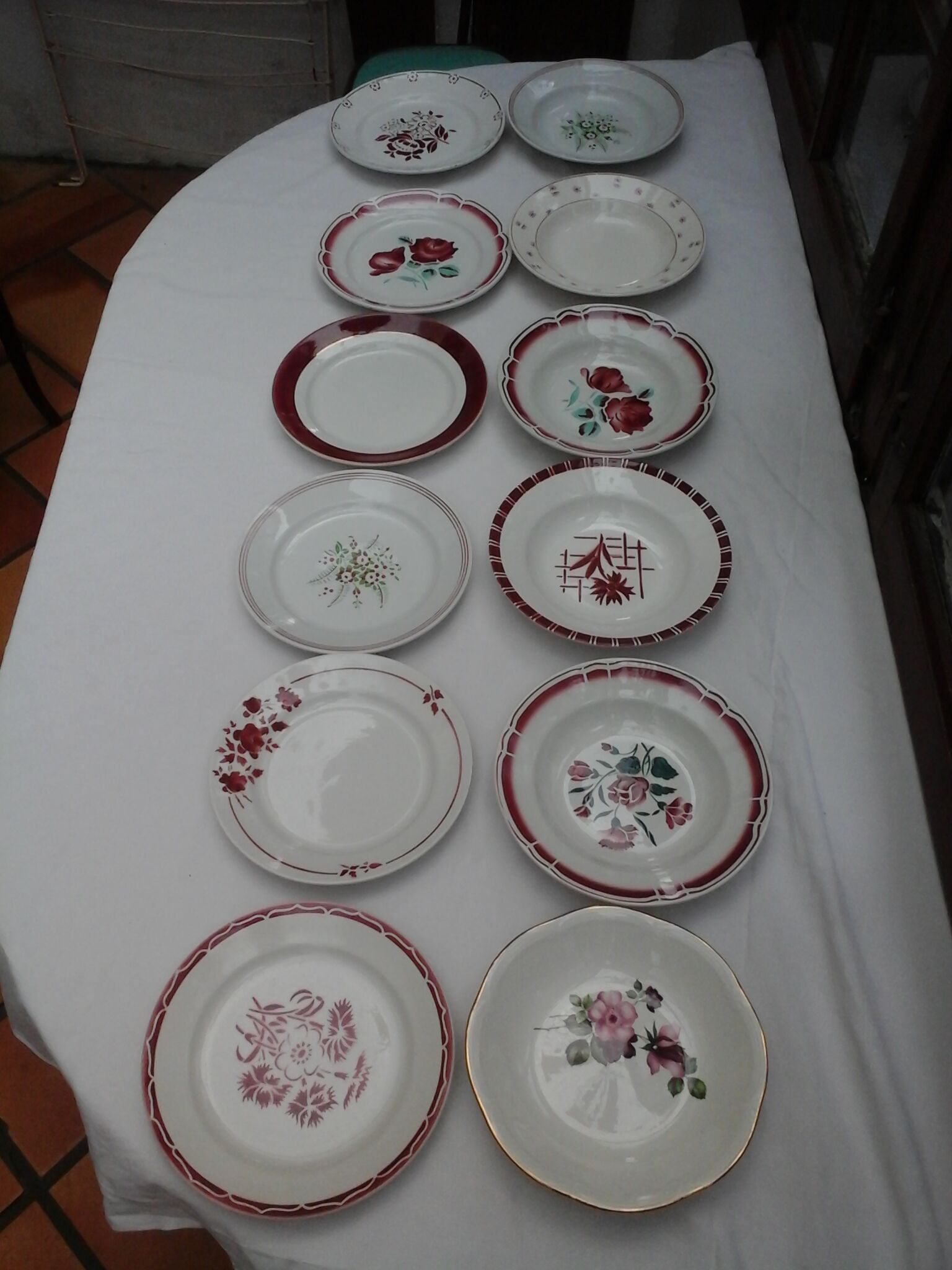 Assortment of 12 dominant plates red and green