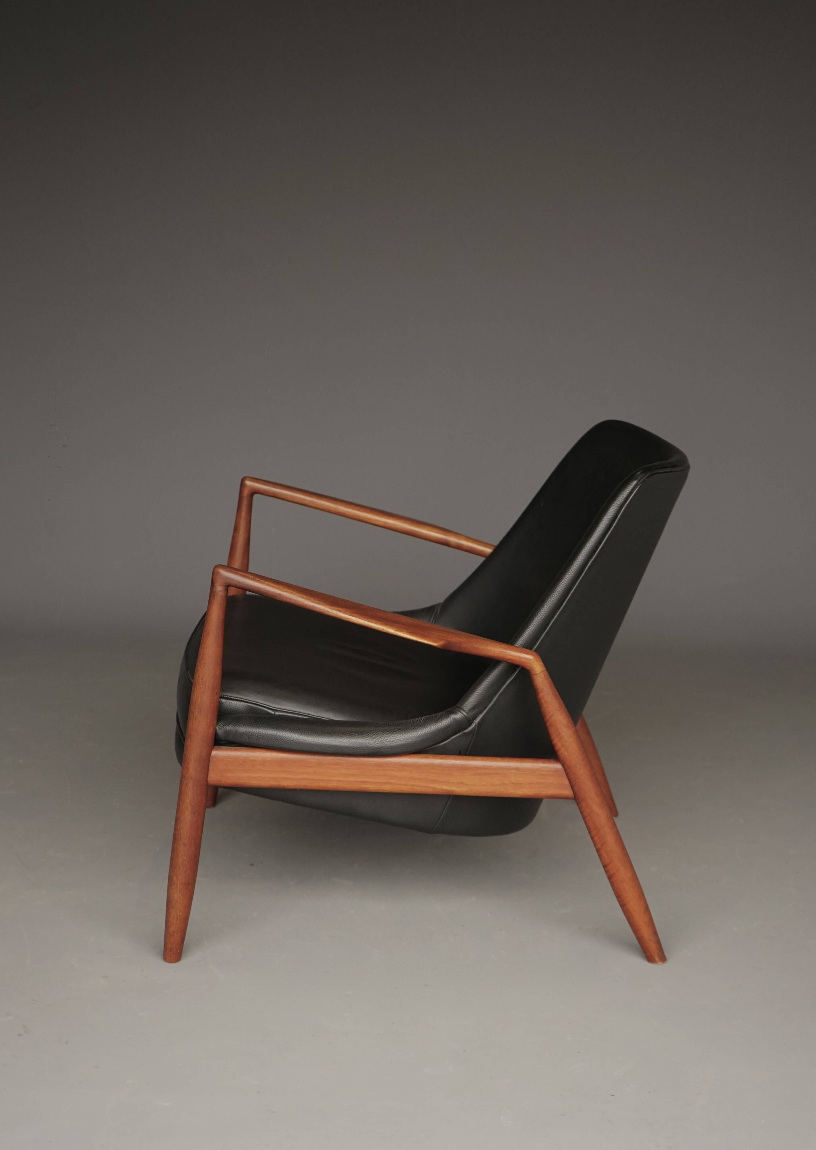 Fauteuil Seal en cuir et teck Ib Kofod-Larsen pour OPE, Suède, années 1960.