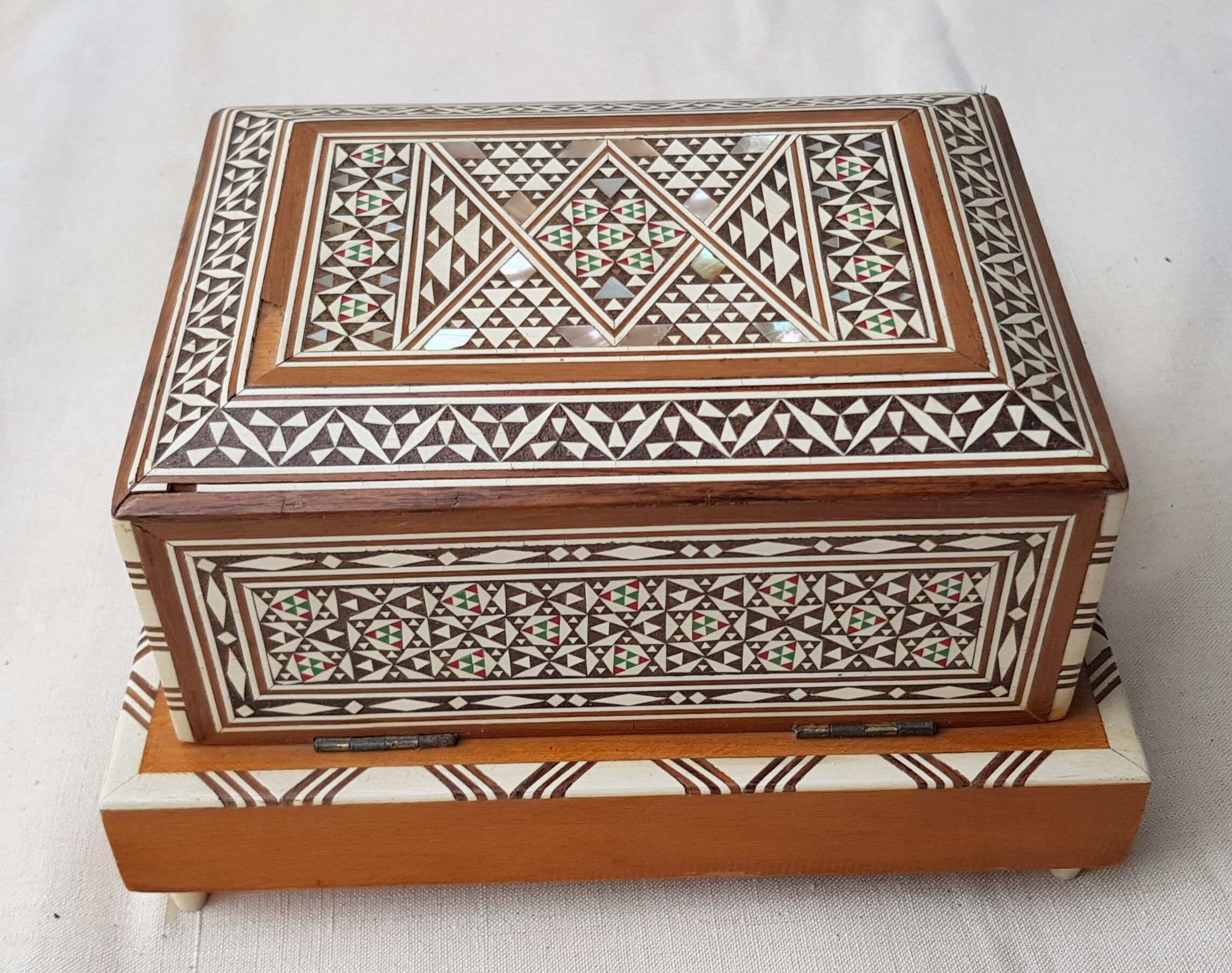 Wood cigarette box and mother-of-pearl inclusion