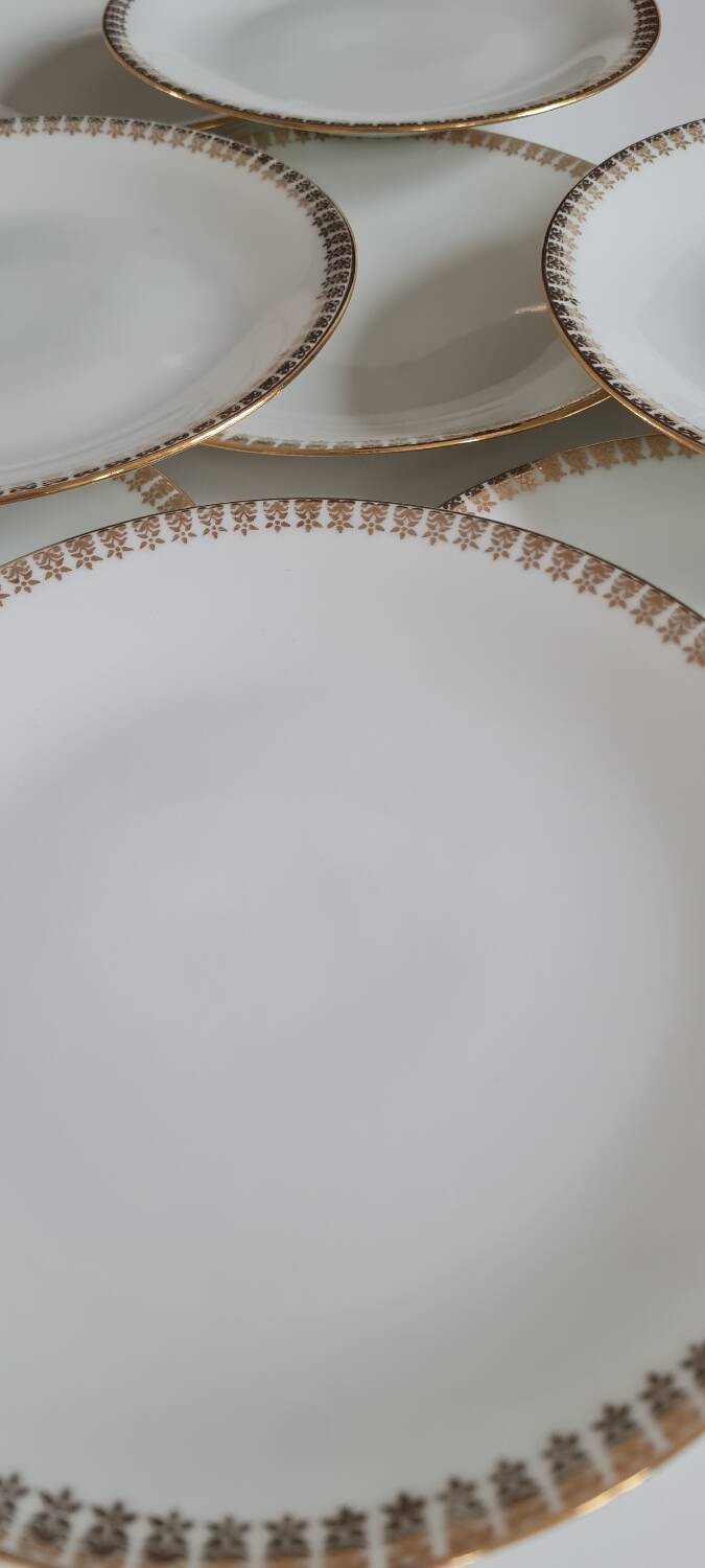 Set of 10 porcelain dessert plates