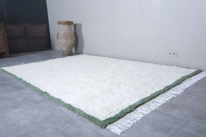 Handmade natural wool rug in green and white, 150x250 cm.