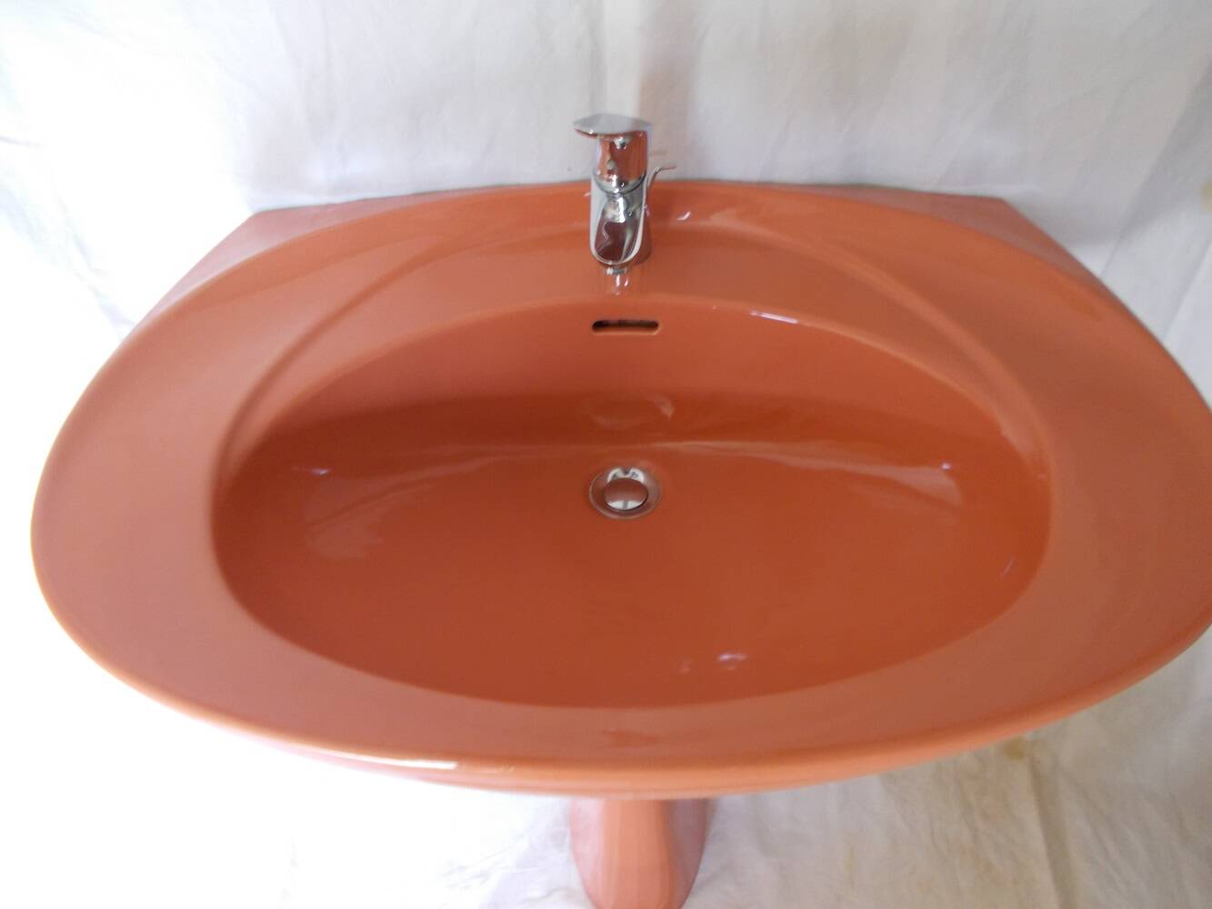 Lavabo vintage et sa tablette orange