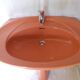 Lavabo vintage et sa tablette orange