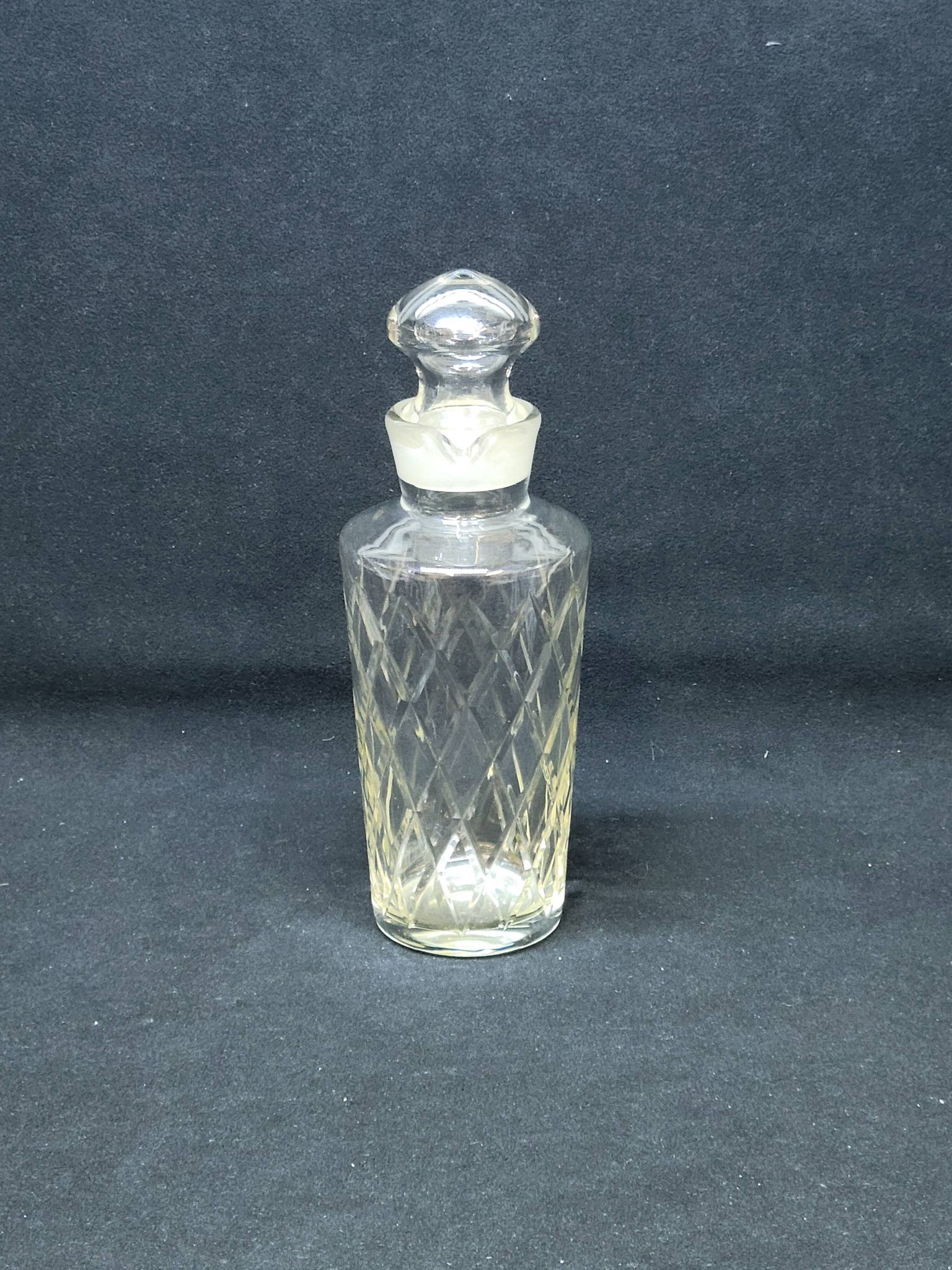 Carafe vintage en verre taillé
