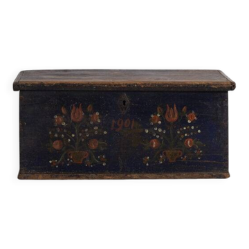 Antique trunk with floral motifs (Year 1901)