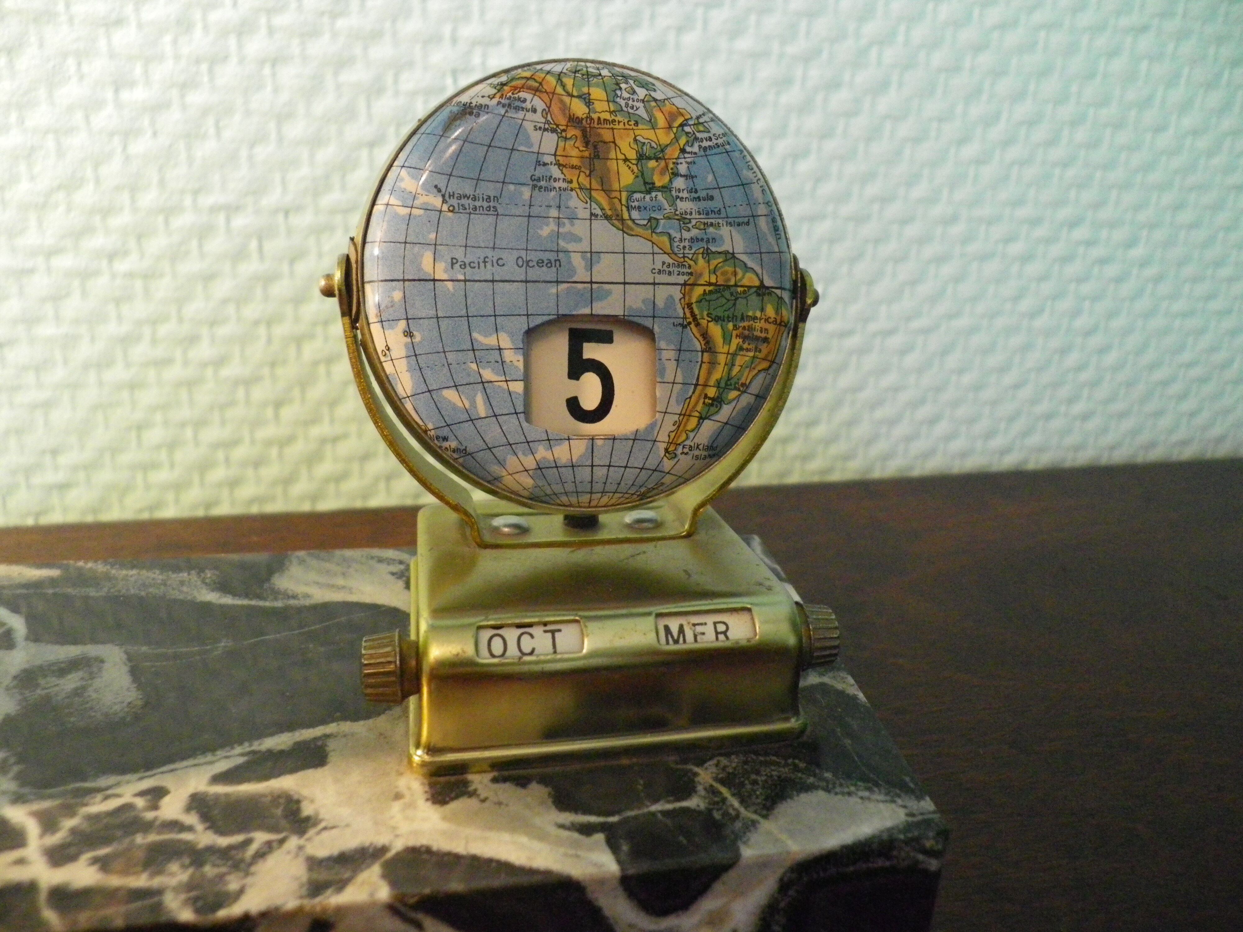 Perpetual calendar on marble base with marble patinated regulated decoration, 60s