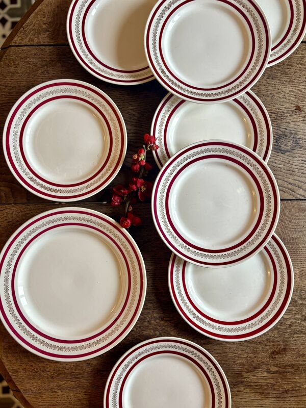 Lot de 8 assiettes plates et d'un plat vintage, décors rouges et or, manufa