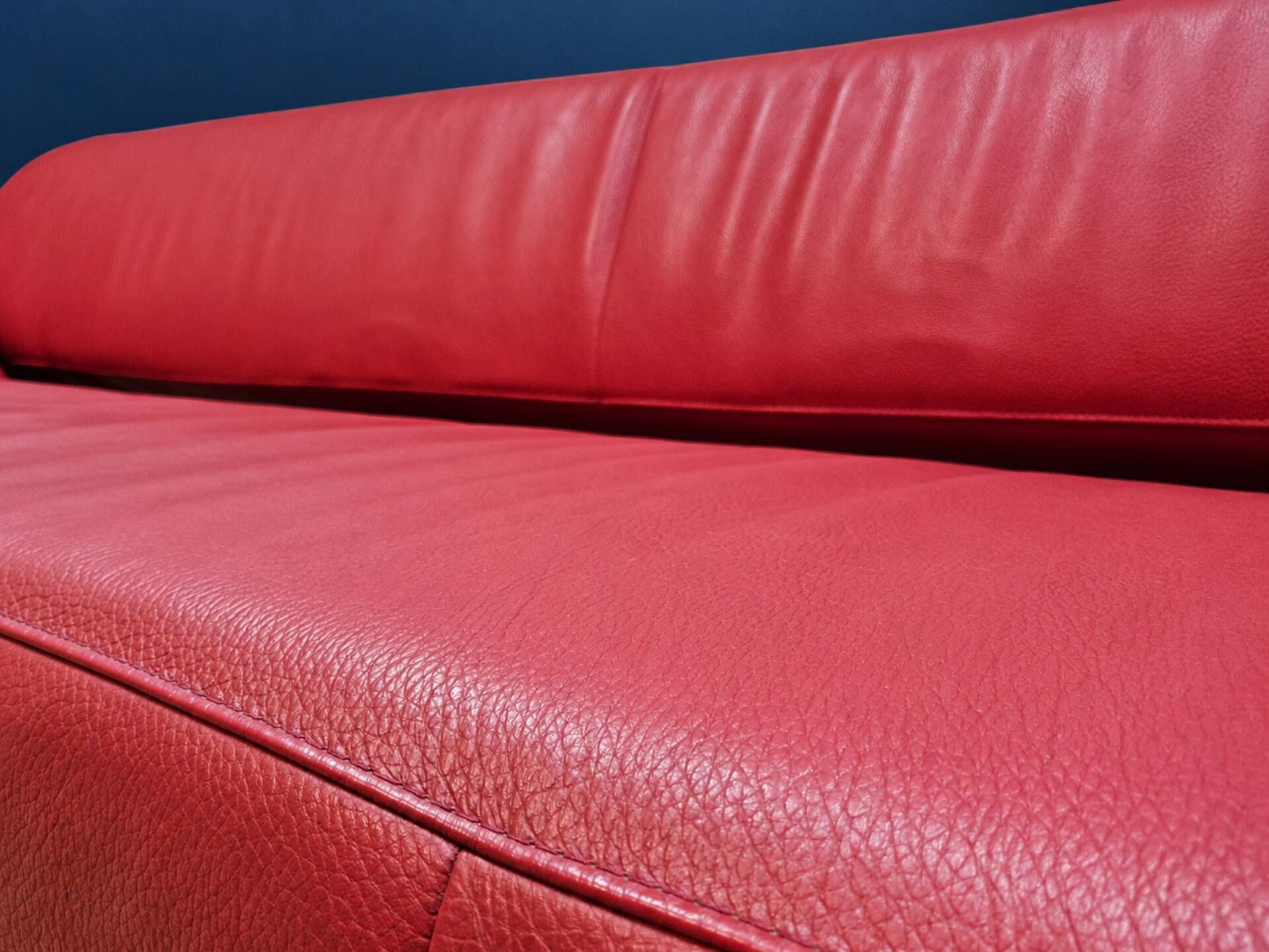 Vintage red leather Leolux Arabella design sofa used