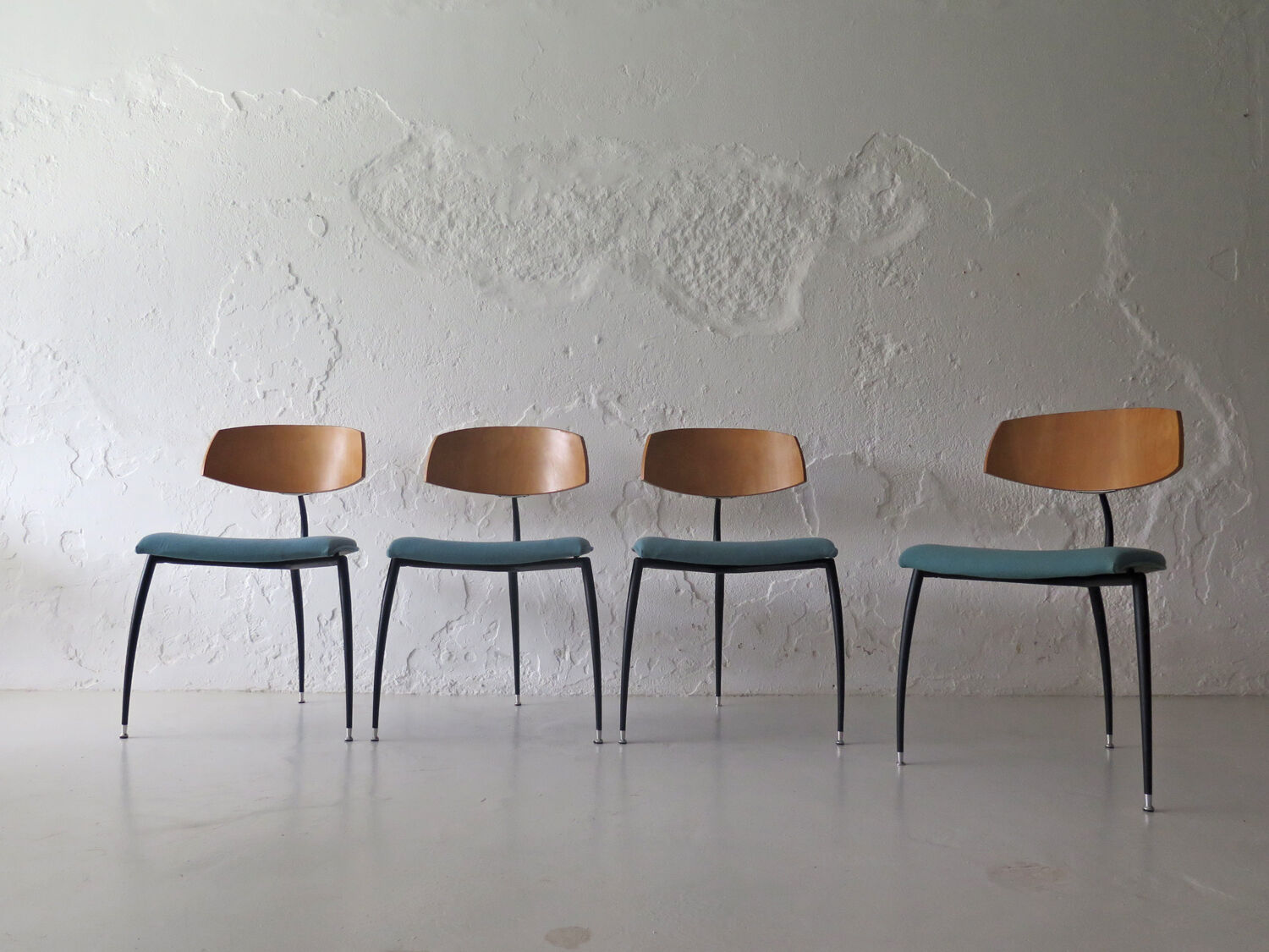 Ensemble de 4 chaises post-modernistes