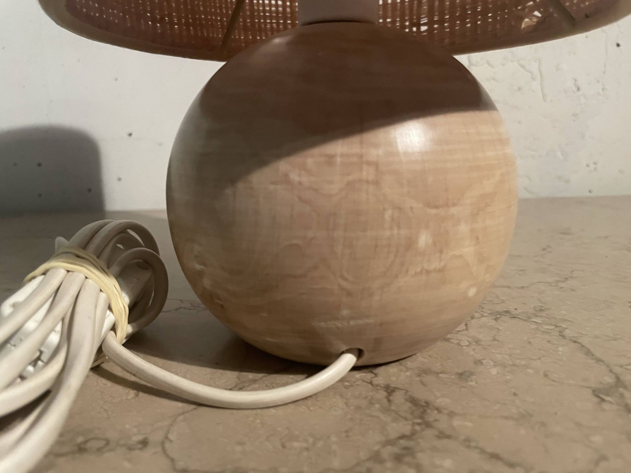 Lampe boule en bois