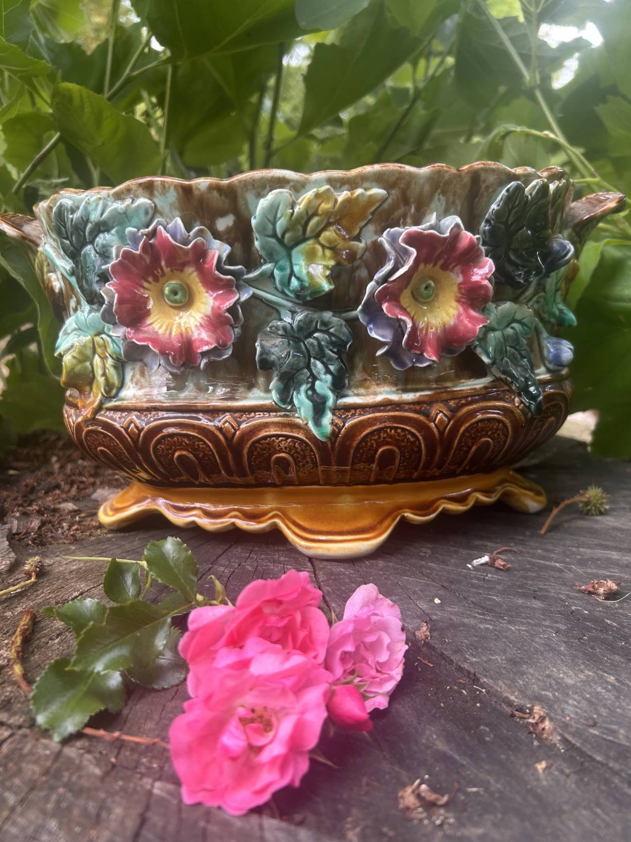 Antique jardinière in barbotine attributed to Onnaing with a floral motif.