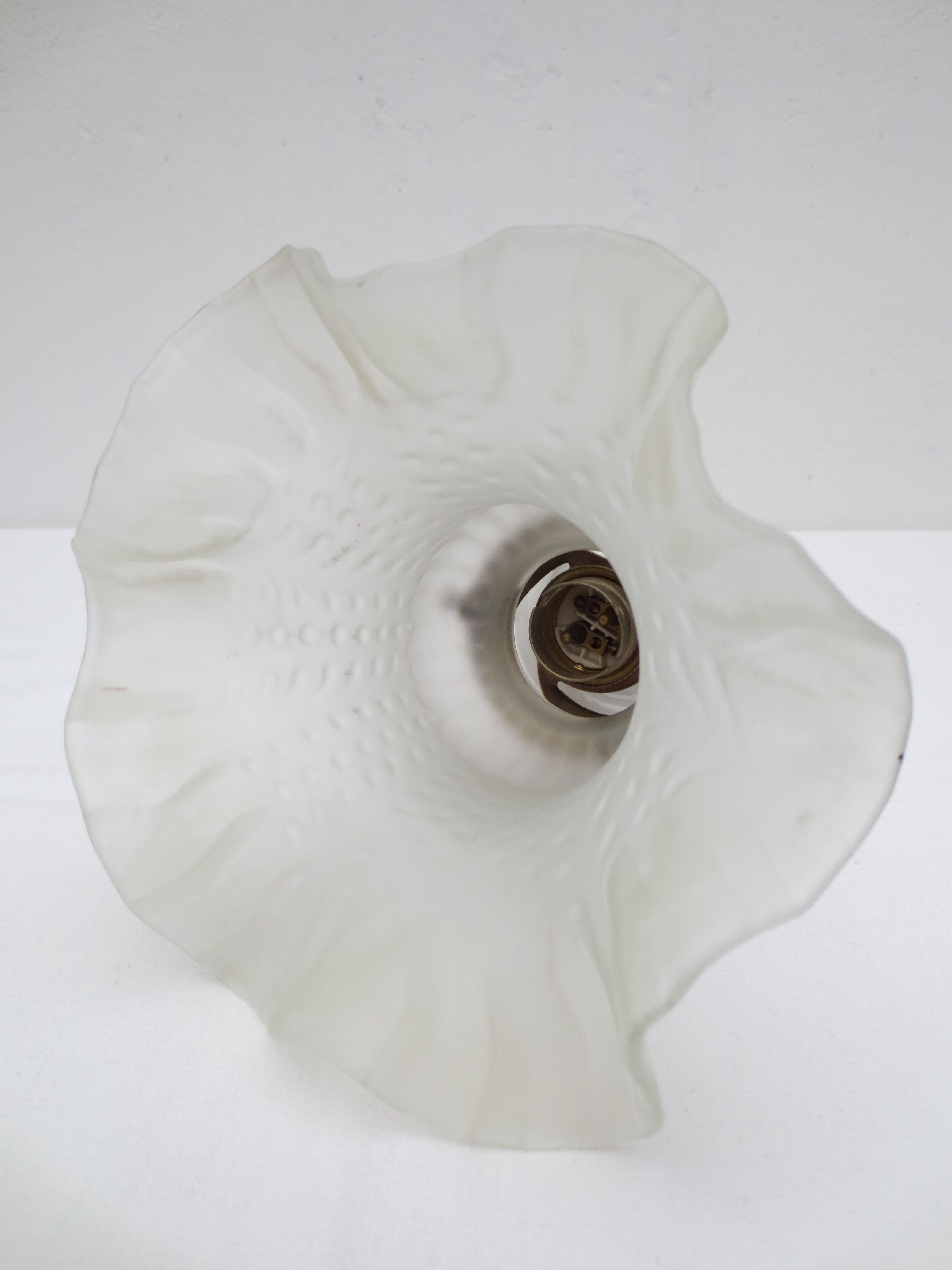 Ancienne applique murale 45° tulipe blanche volantée