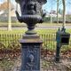 Grandes jardinières anciennes en fonte sur piédestal