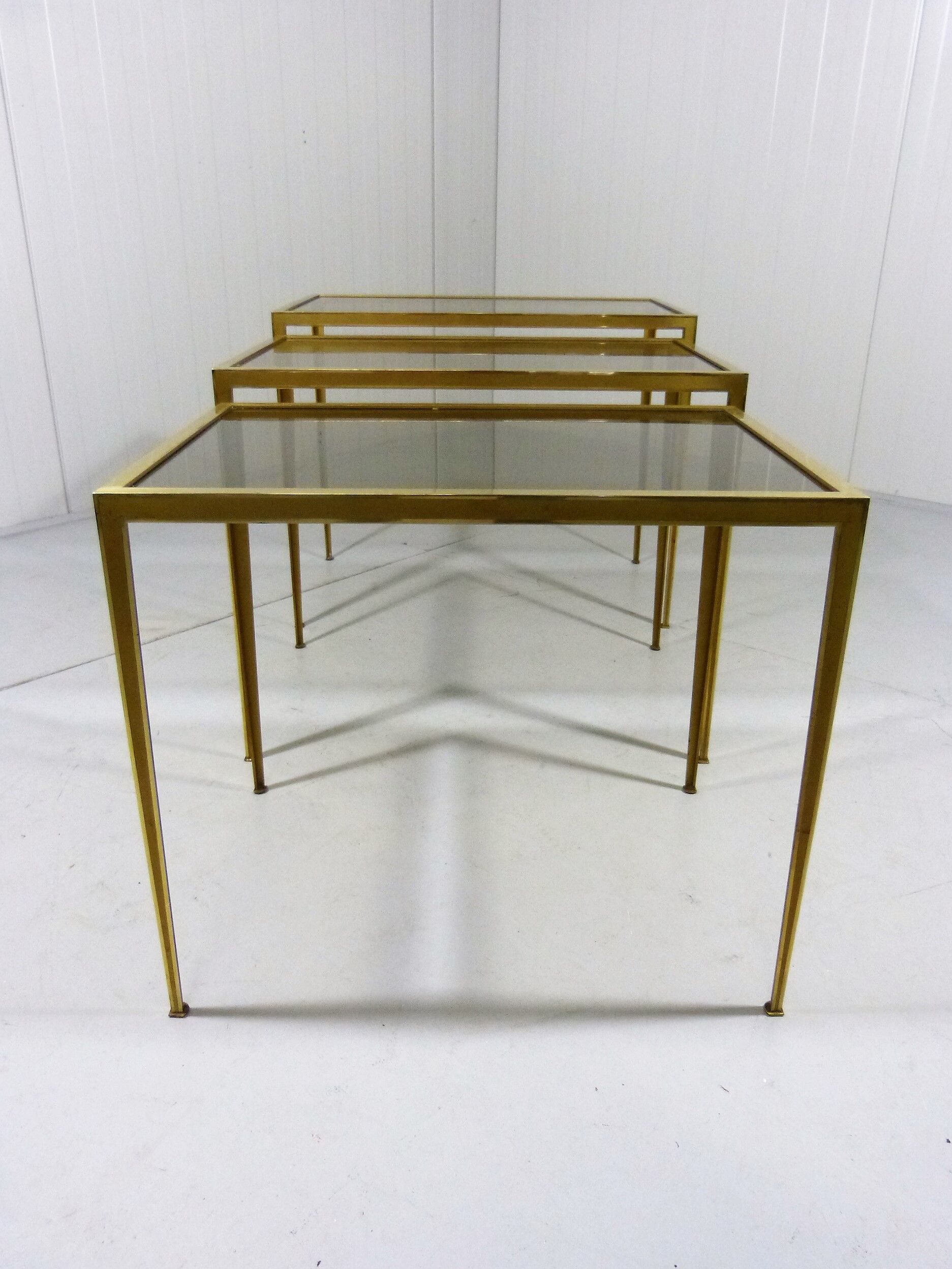 Set nesting tables in brass & glass by Deutsche Vereinigte Werkstätten