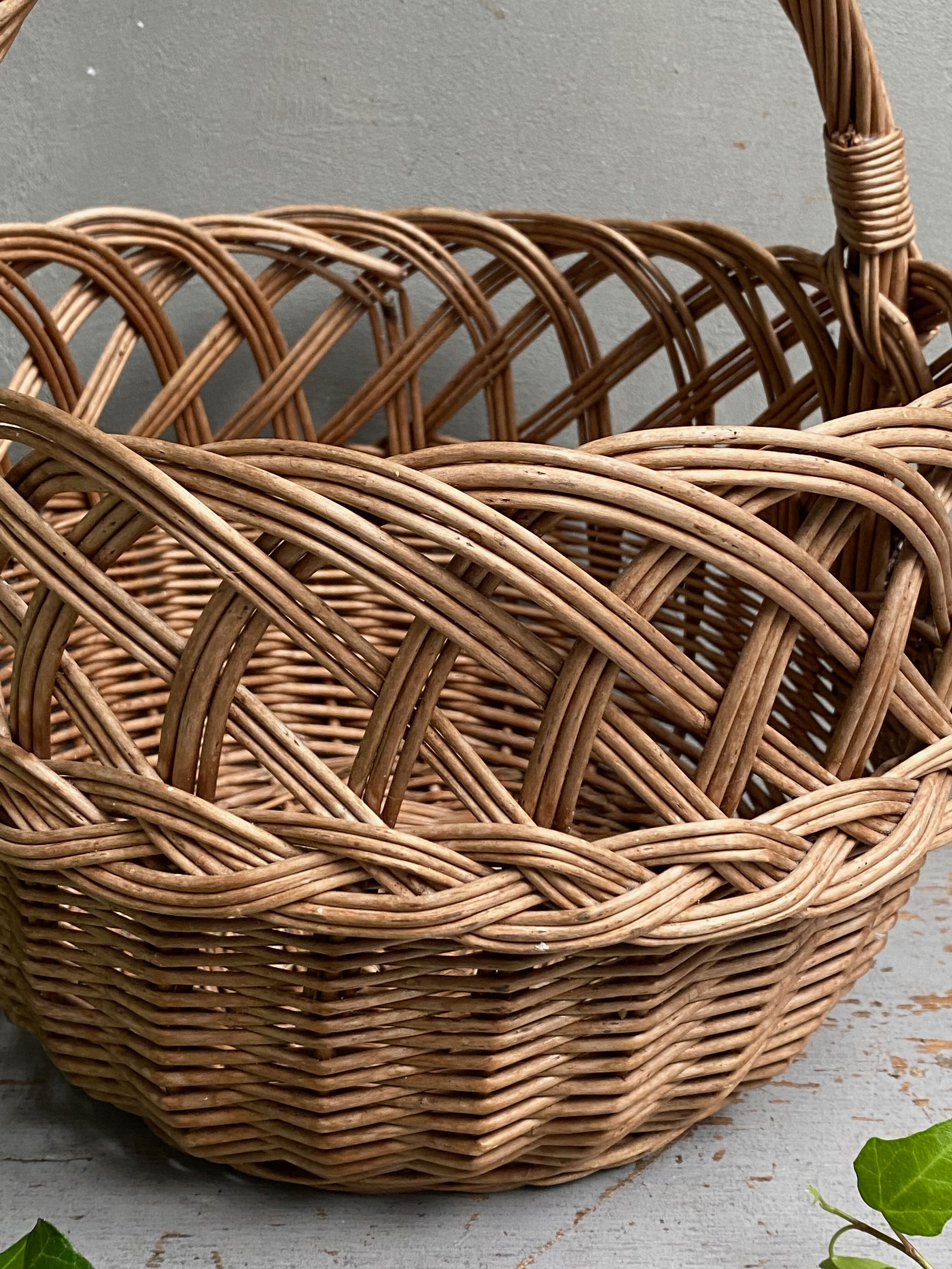 Round wicker basket