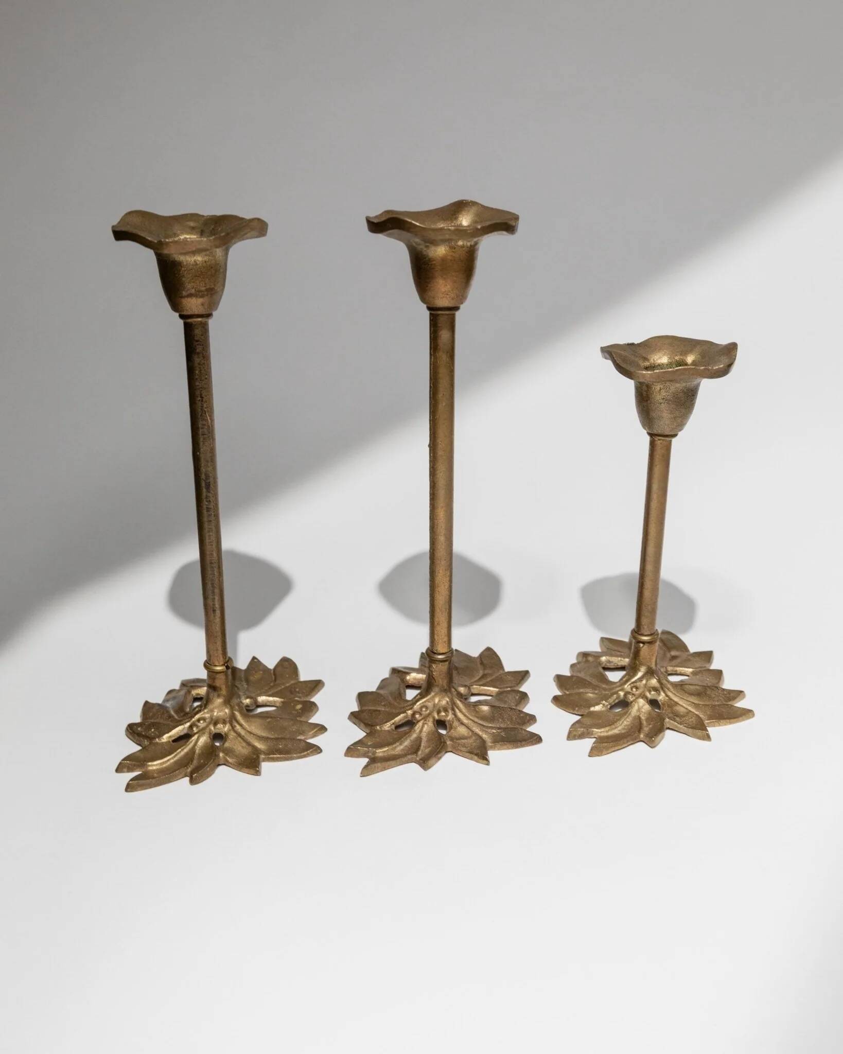Set of 3 Doré Laiton Candle Holders – Art Nouveau Flower & Leaf Design, Italy, 1940s