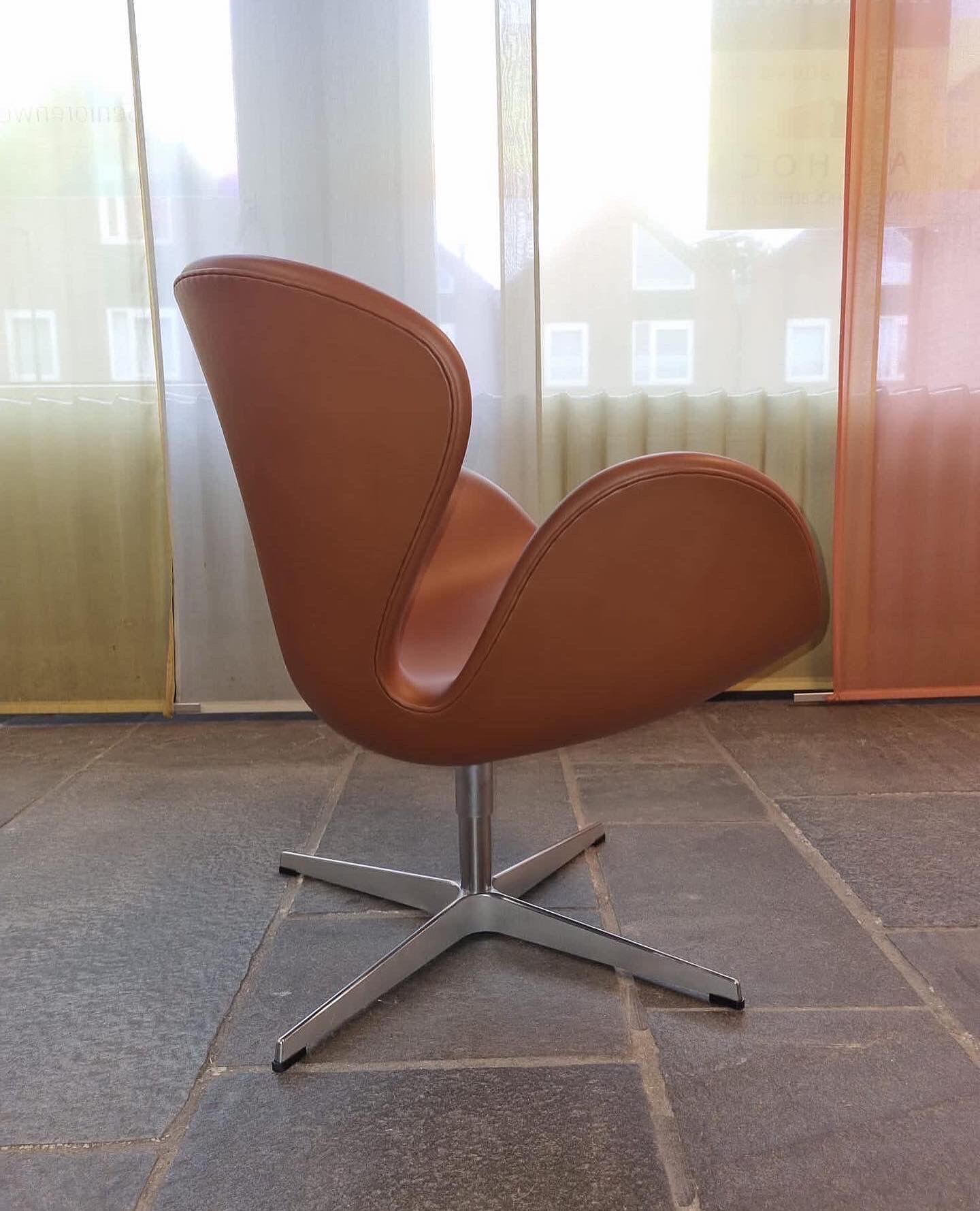 Swan armchair Arne Jacobsen edition Fritz Hansen brown leather