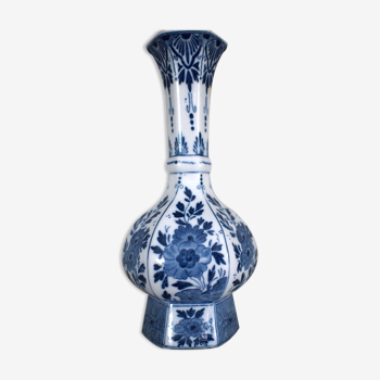 Vase hexagonal de Delft "blanc bleu" manufacture Mosa Royal, Maastricht.
