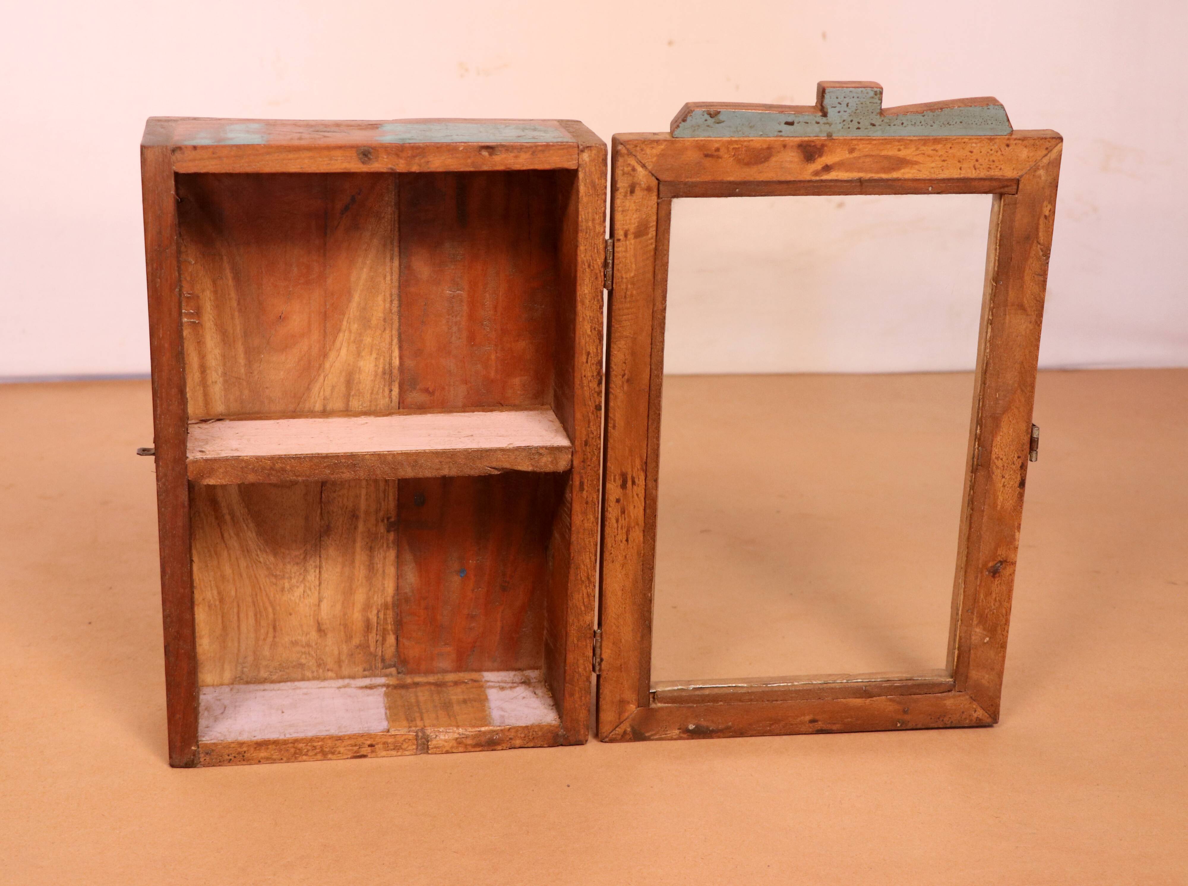 Vitrine murale en teck birman patine polychromée d'origine