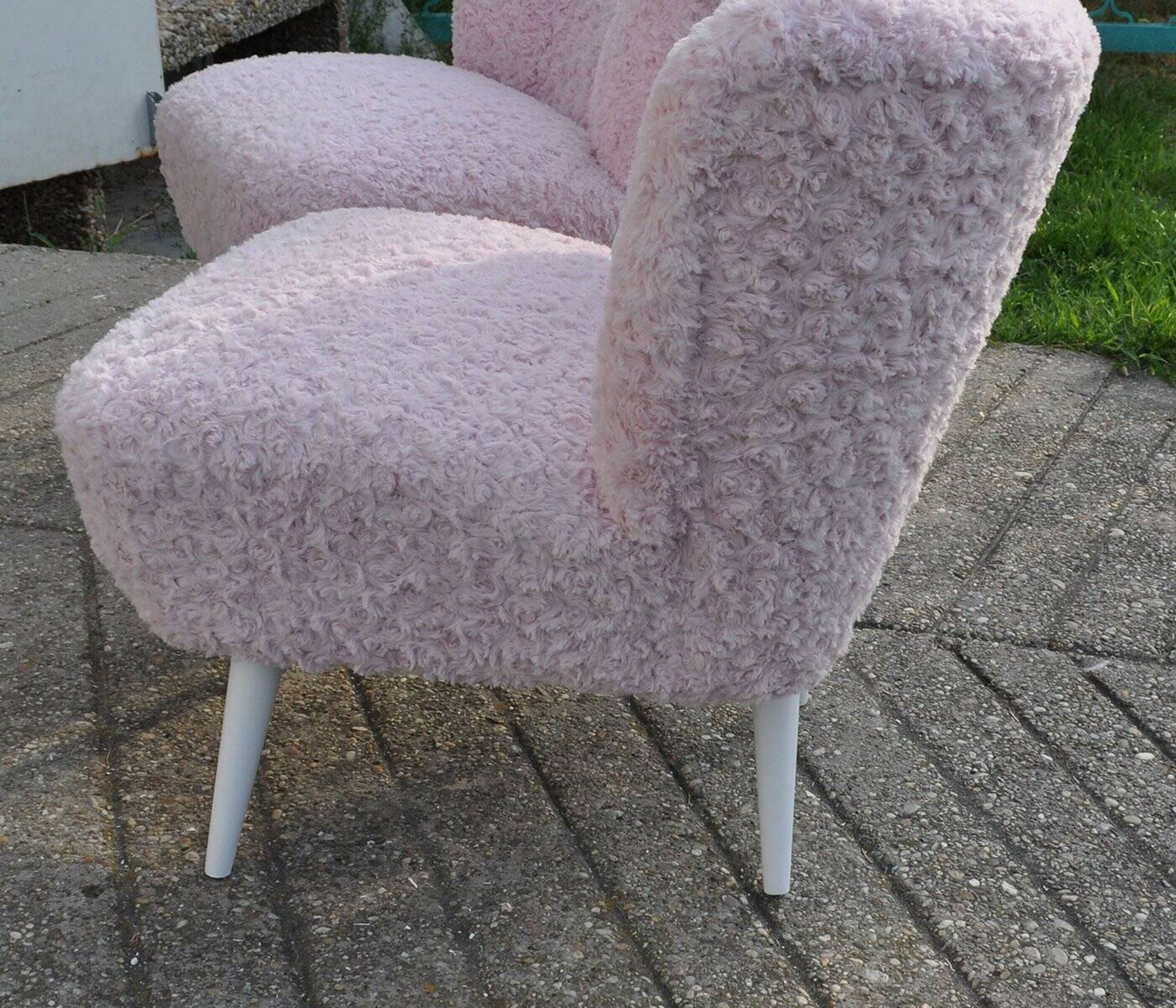 Fauteuil rose de style mid-century en tissu (fausse fourrure) avec une structure en hêtre massif, années 1960.