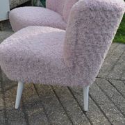 Fauteuil rose de style mid-century en tissu (fausse fourrure) avec une structure en hêtre massif, années 1960.