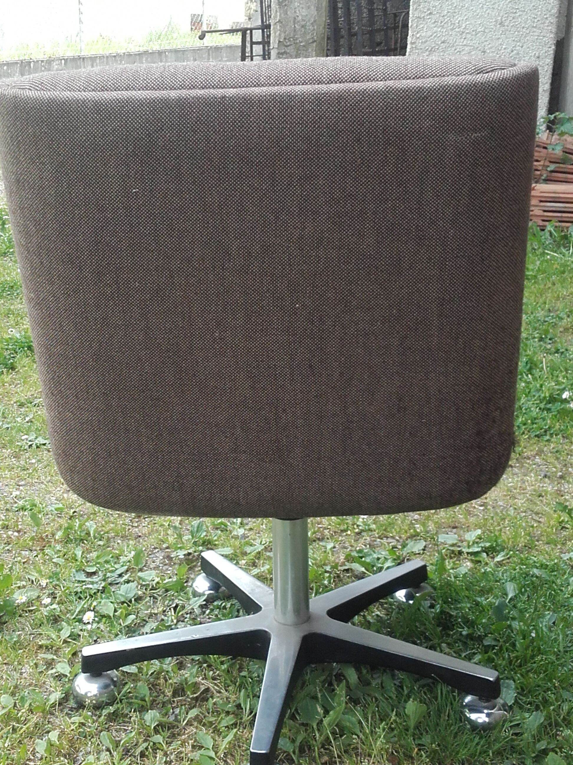 Office chair with wheels