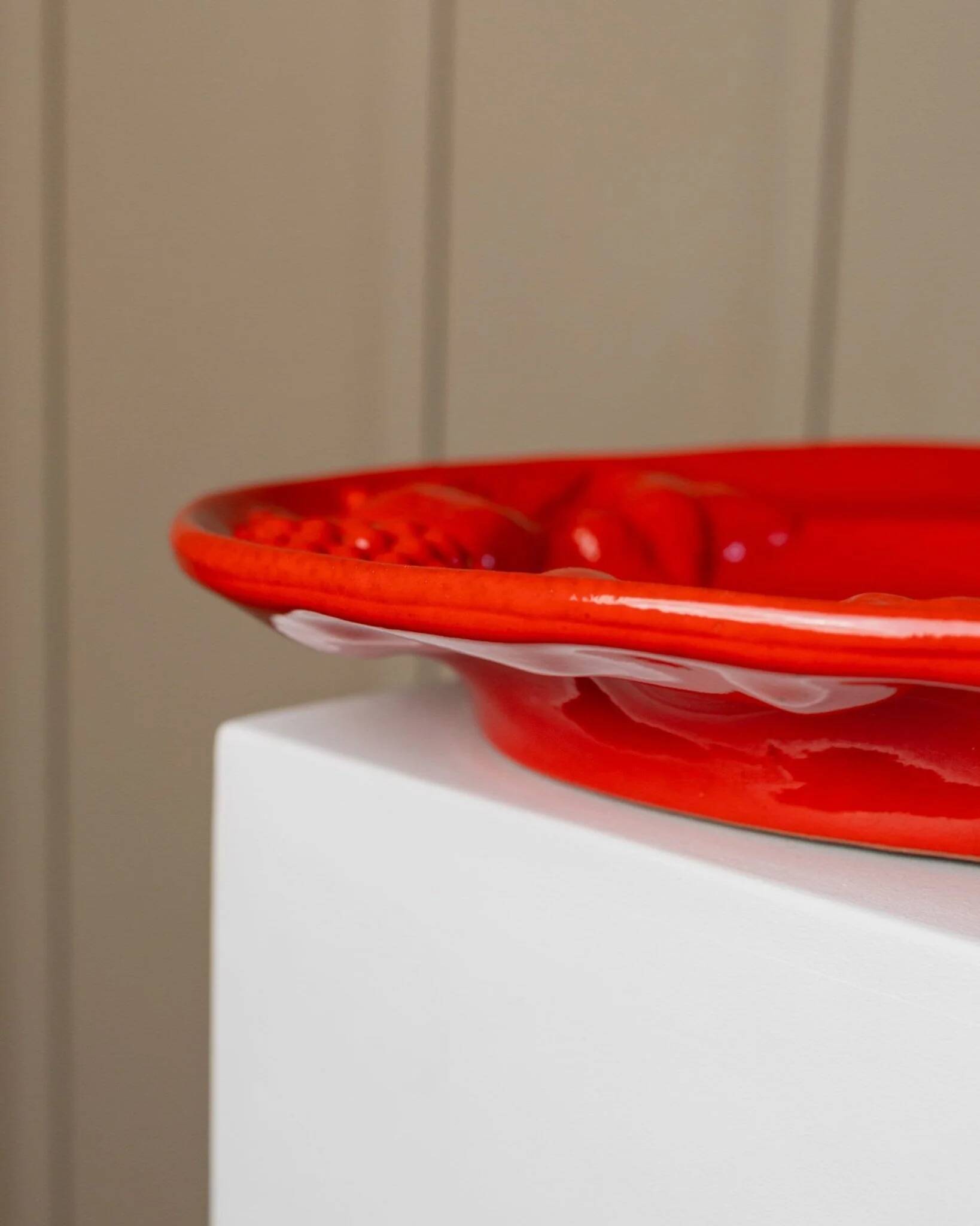 Large vintage oval ceramic platter XL from the 1980s - red glaze - fruit relief - Mid-Century design - Italy