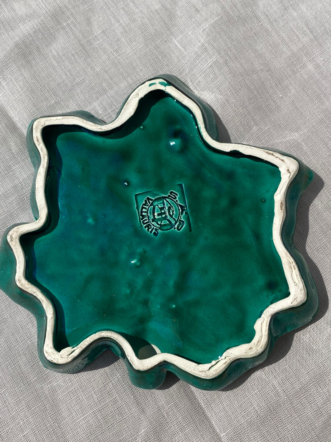 Vallauris leaf-shaped slip cup