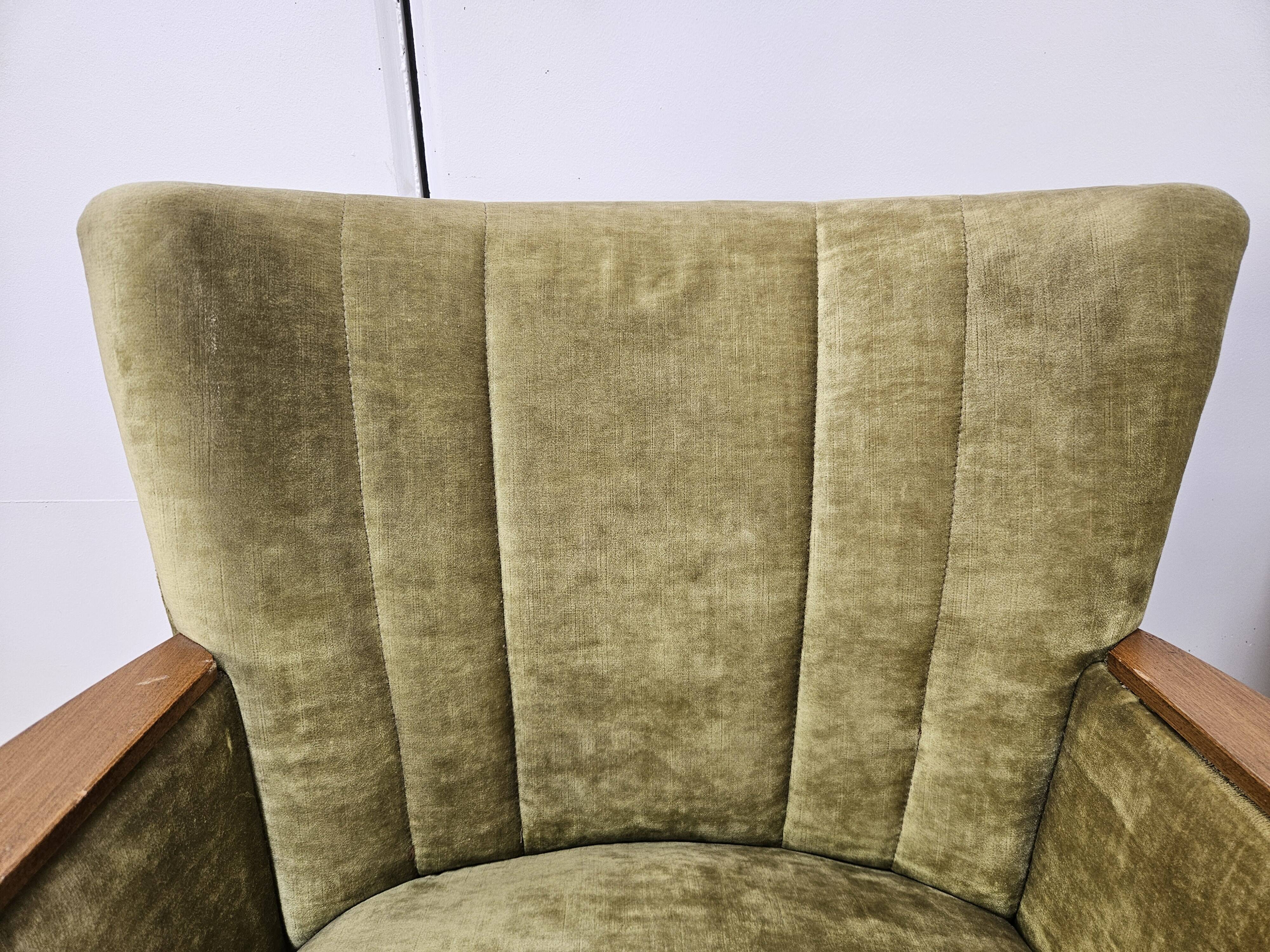 Deux fauteuils cocktail en tissu vert des années 1950 à roulettes
