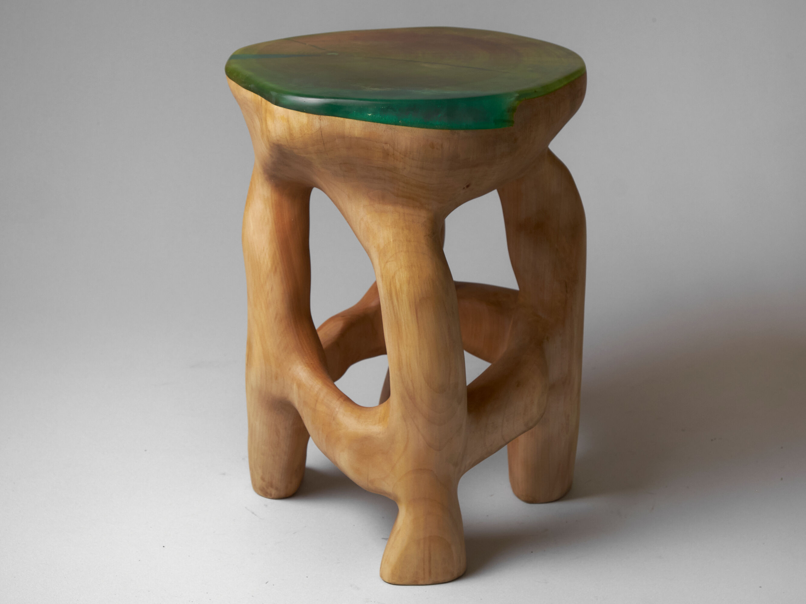 Tabouret sculpté unique à partir d'une seule pièce de bois