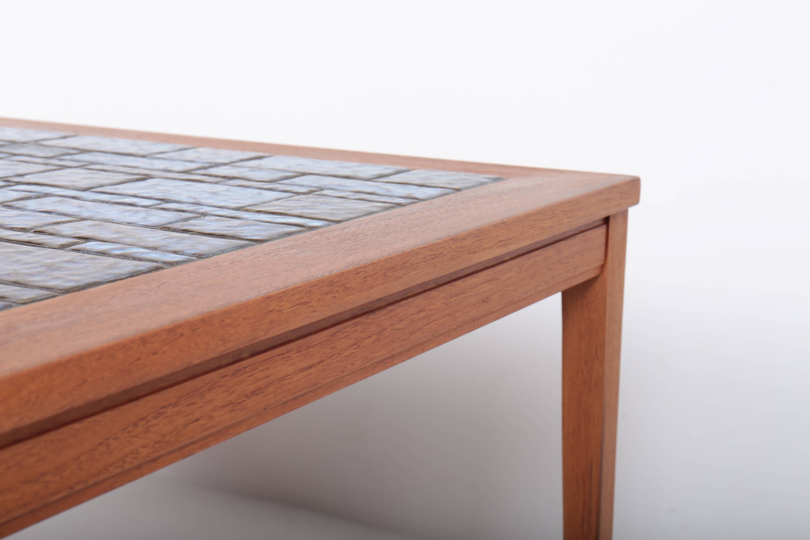 Table basse danoise en teck et céramique bleue