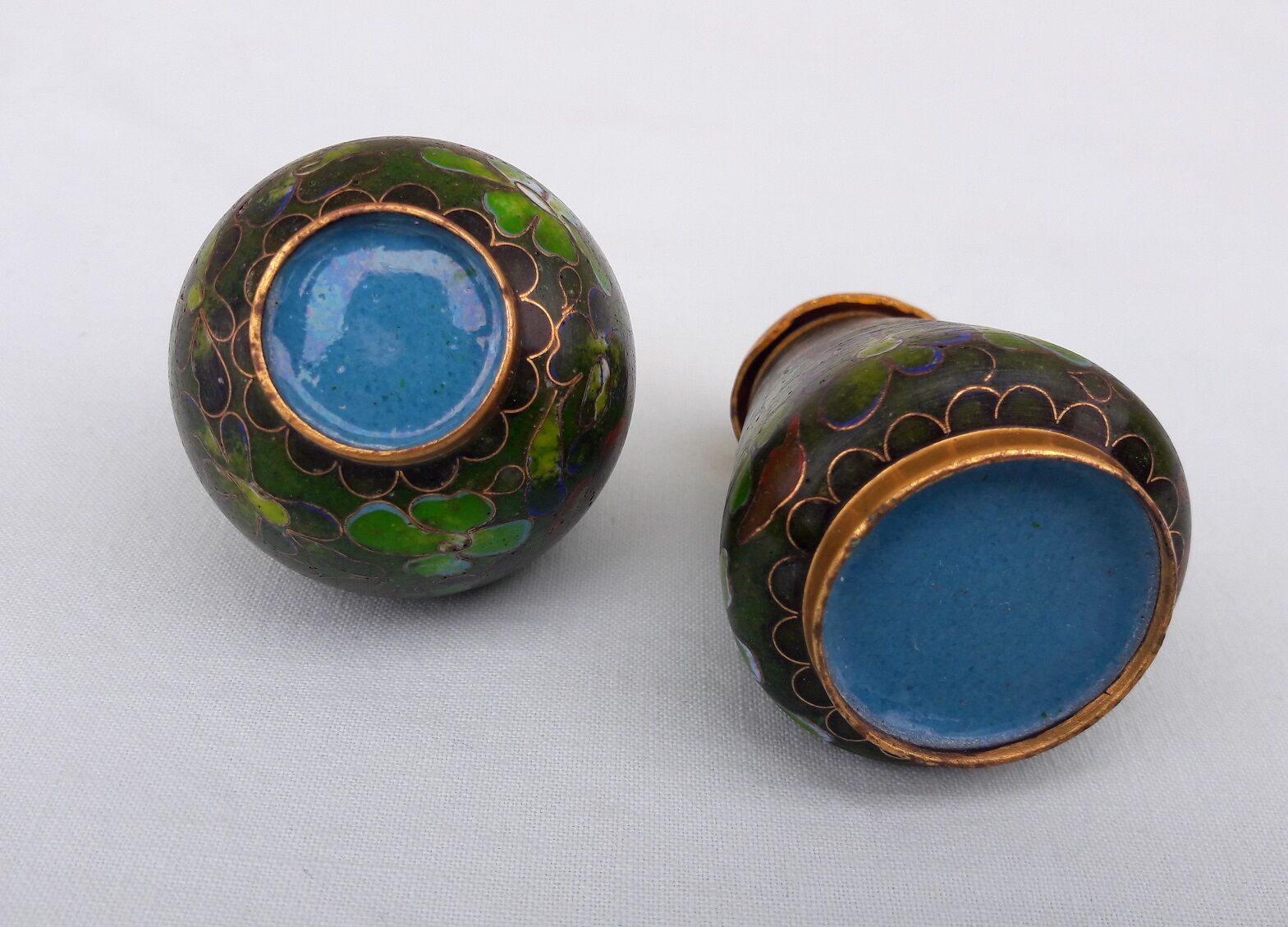 Salt and pepper shaker in partitioned enamels