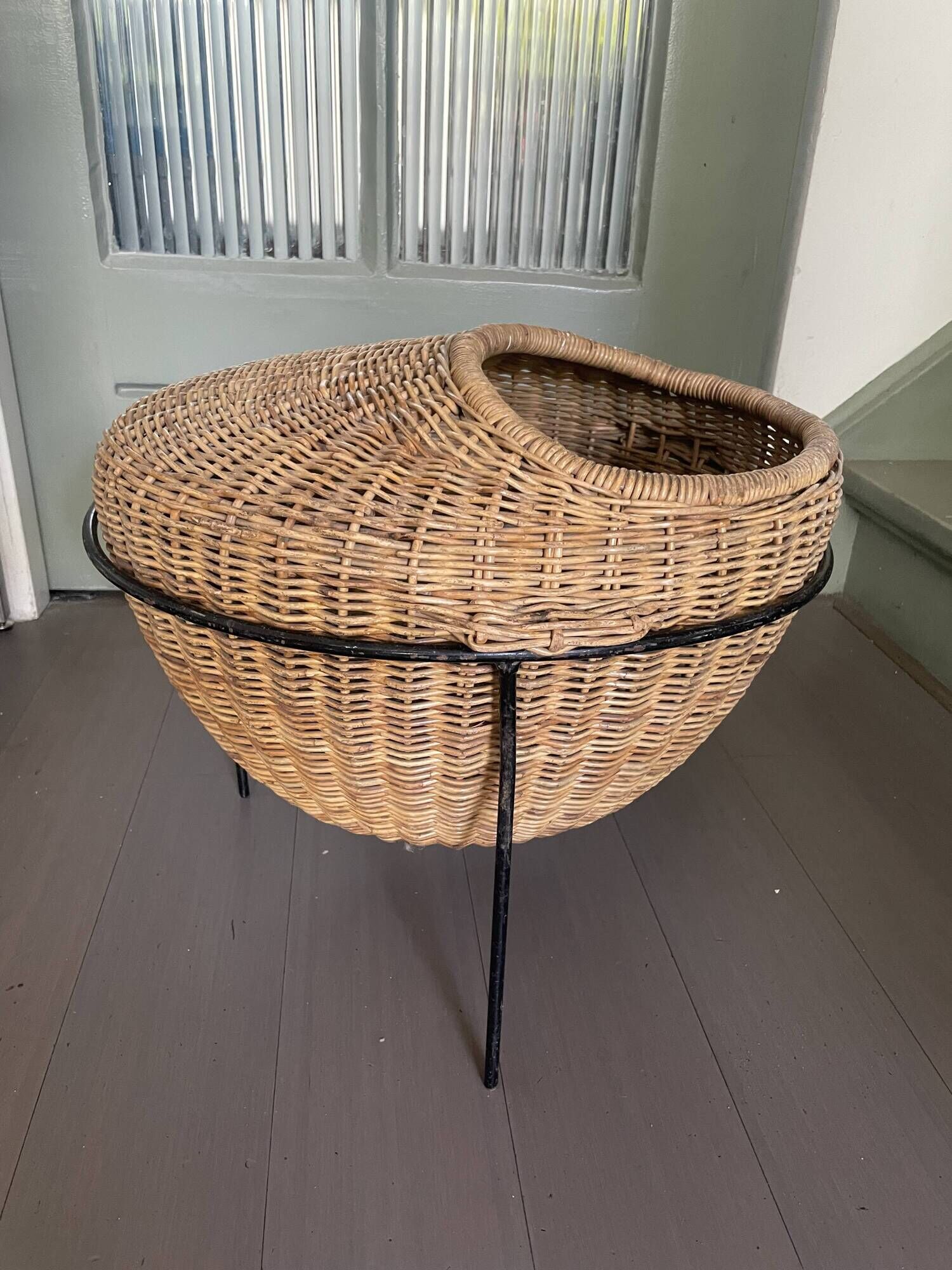 Panier à couture en rotin des années 1950