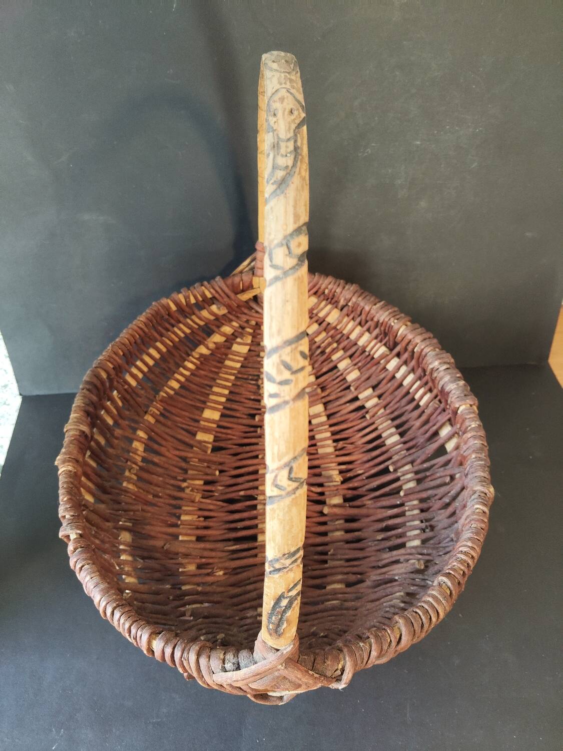 Basket of popular art in wicker – Handle carved with snakes – 20th century