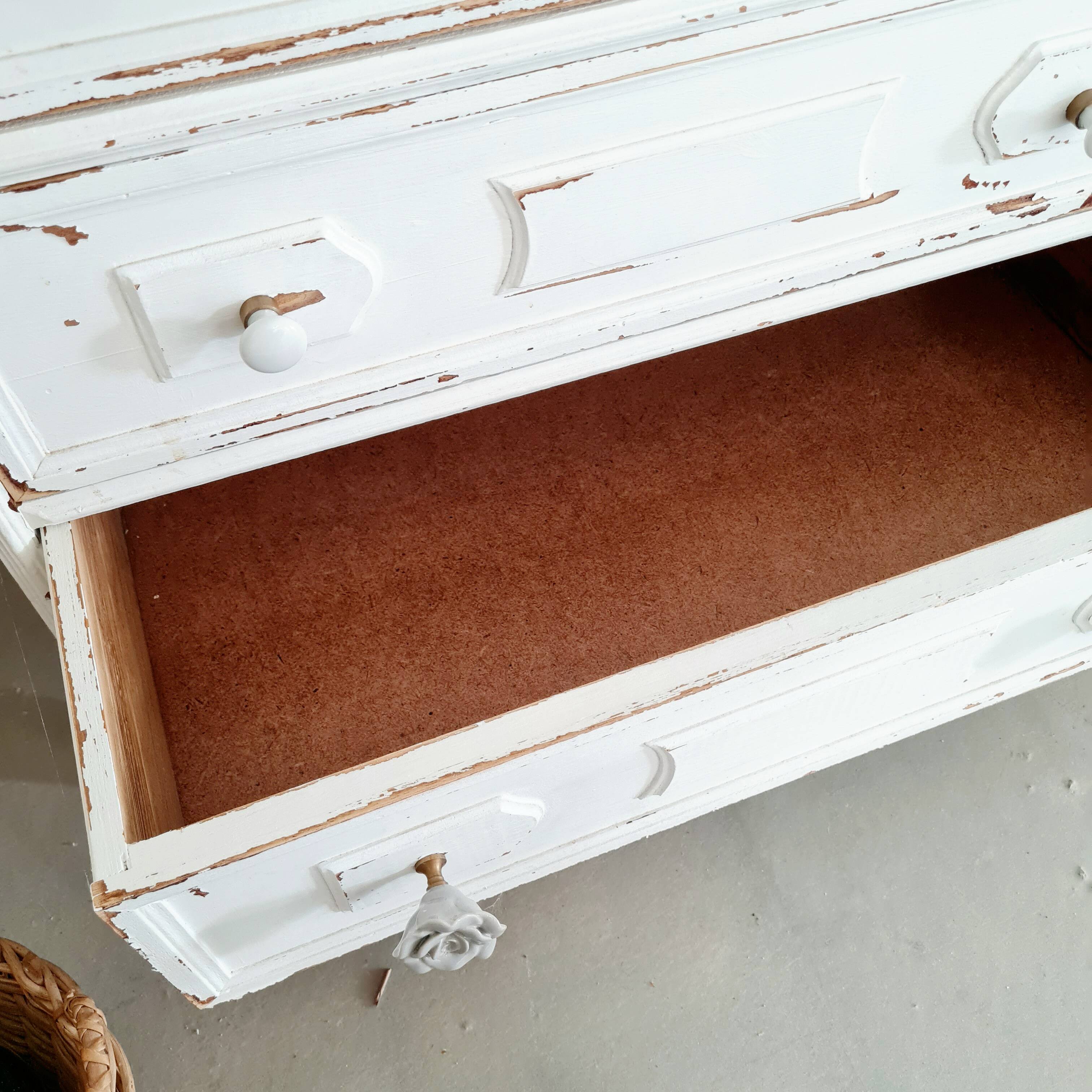 Commode haute blanche patinée