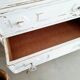 Commode haute blanche patinée
