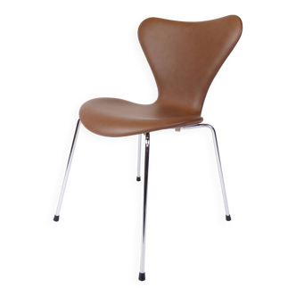 Chaise Série Seven Modèle 3107 en cuir Élégance Noyer par Arne Jacobsen