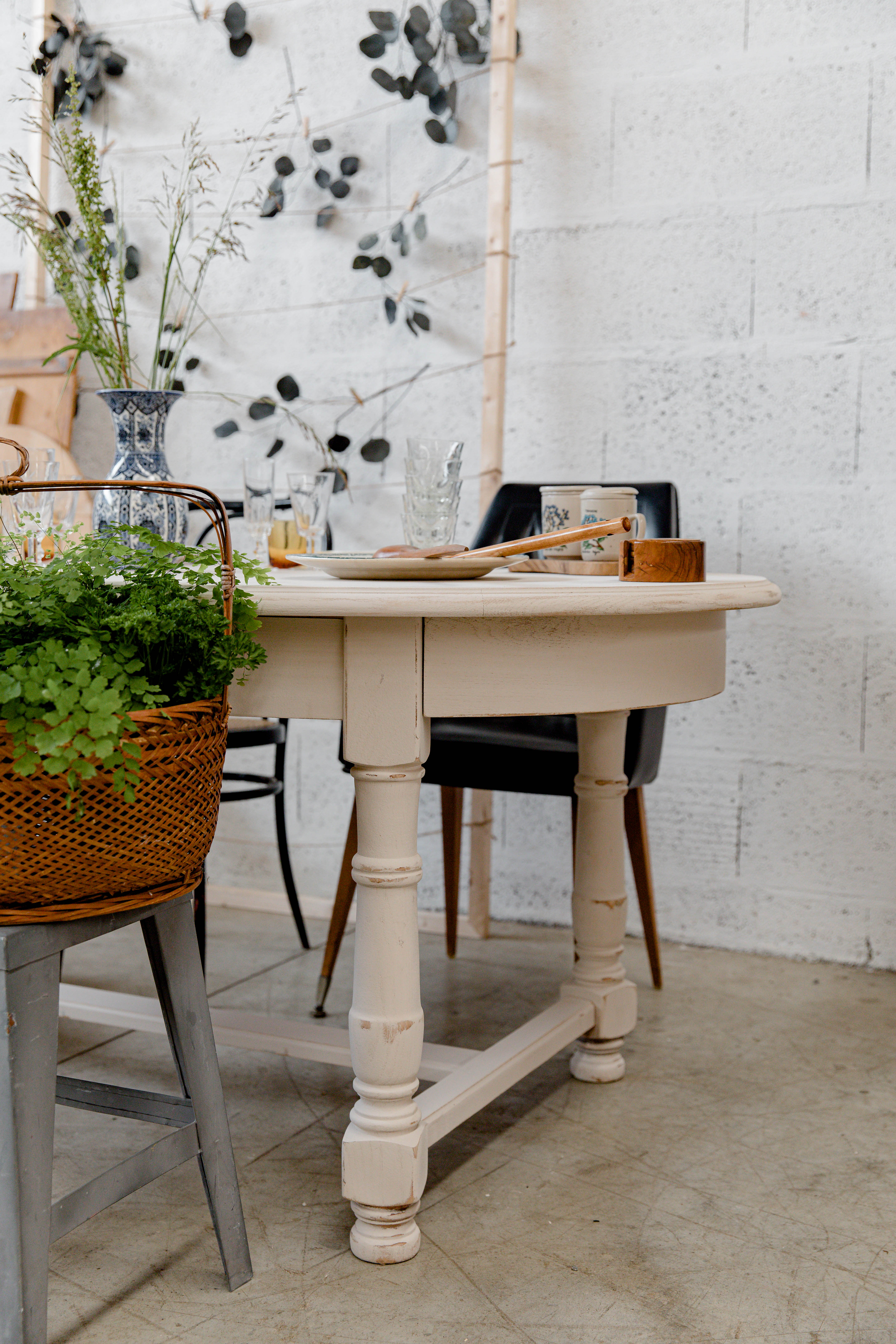 Oval solid wood table "Café Crème" Kumquat